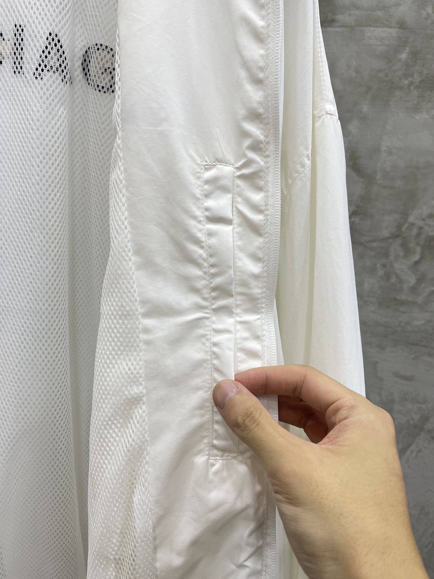 BALENCIAGAREGULAR TRACKSUIT jacket with logo (790745TPQ381000）