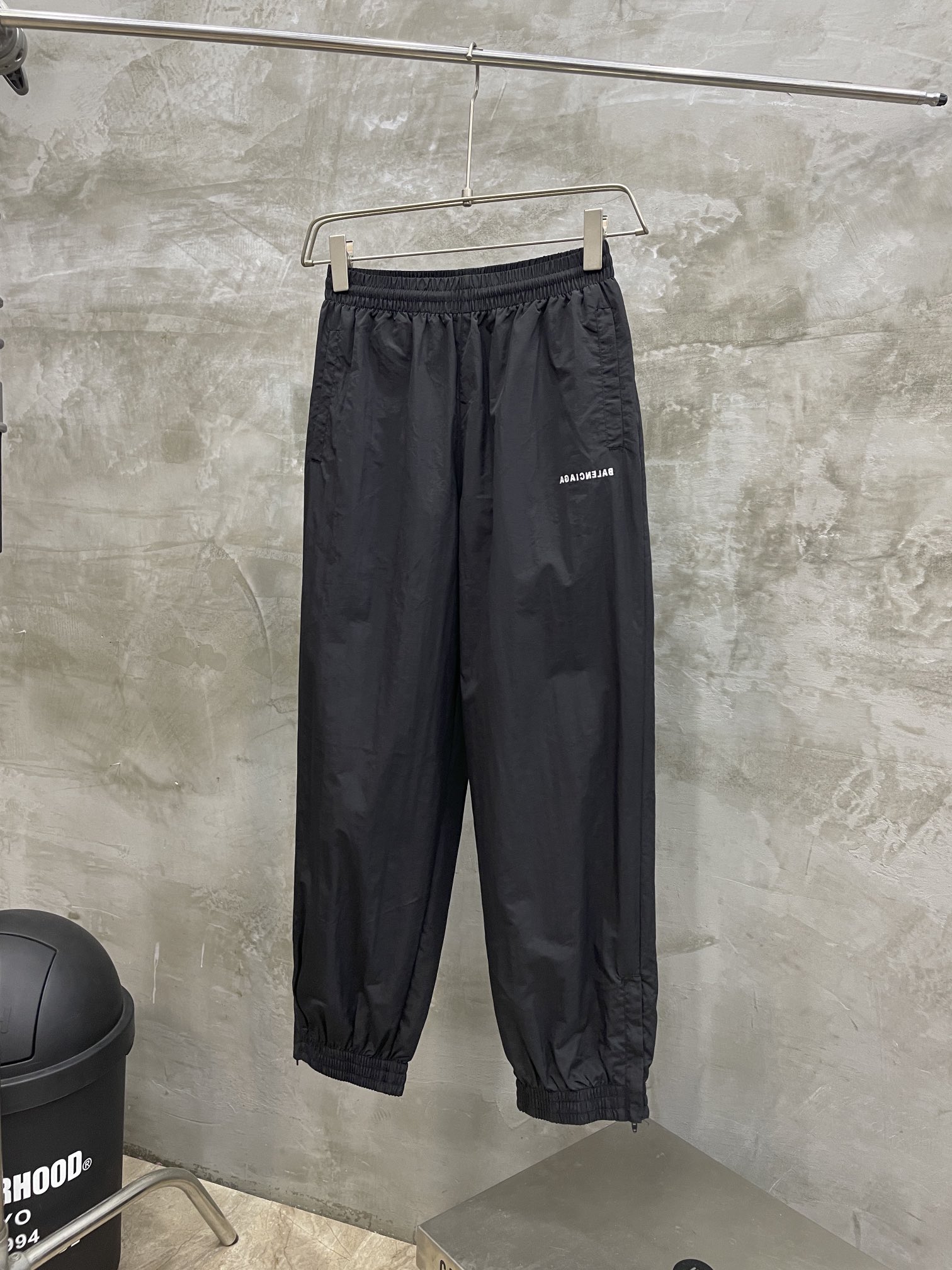 BALENCIAGA TRACKSUIT regular fit trousers (791061TPQ381000）