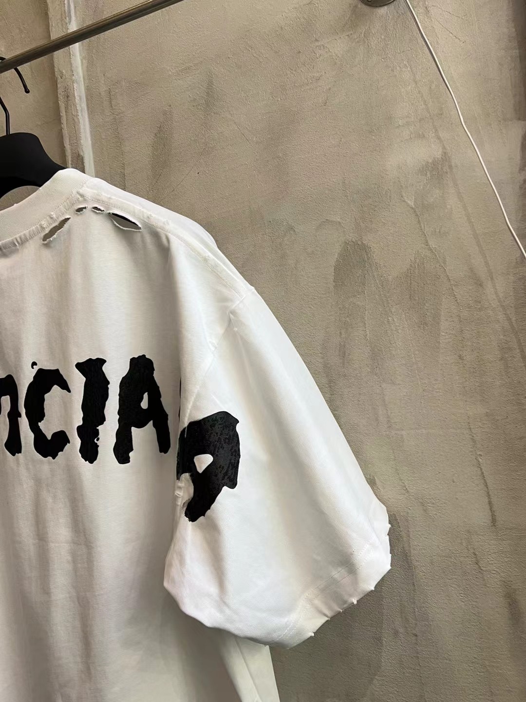 Balenciaga Logo Print Distressed Oversized T-Shirt（787349TRVT9-1041）