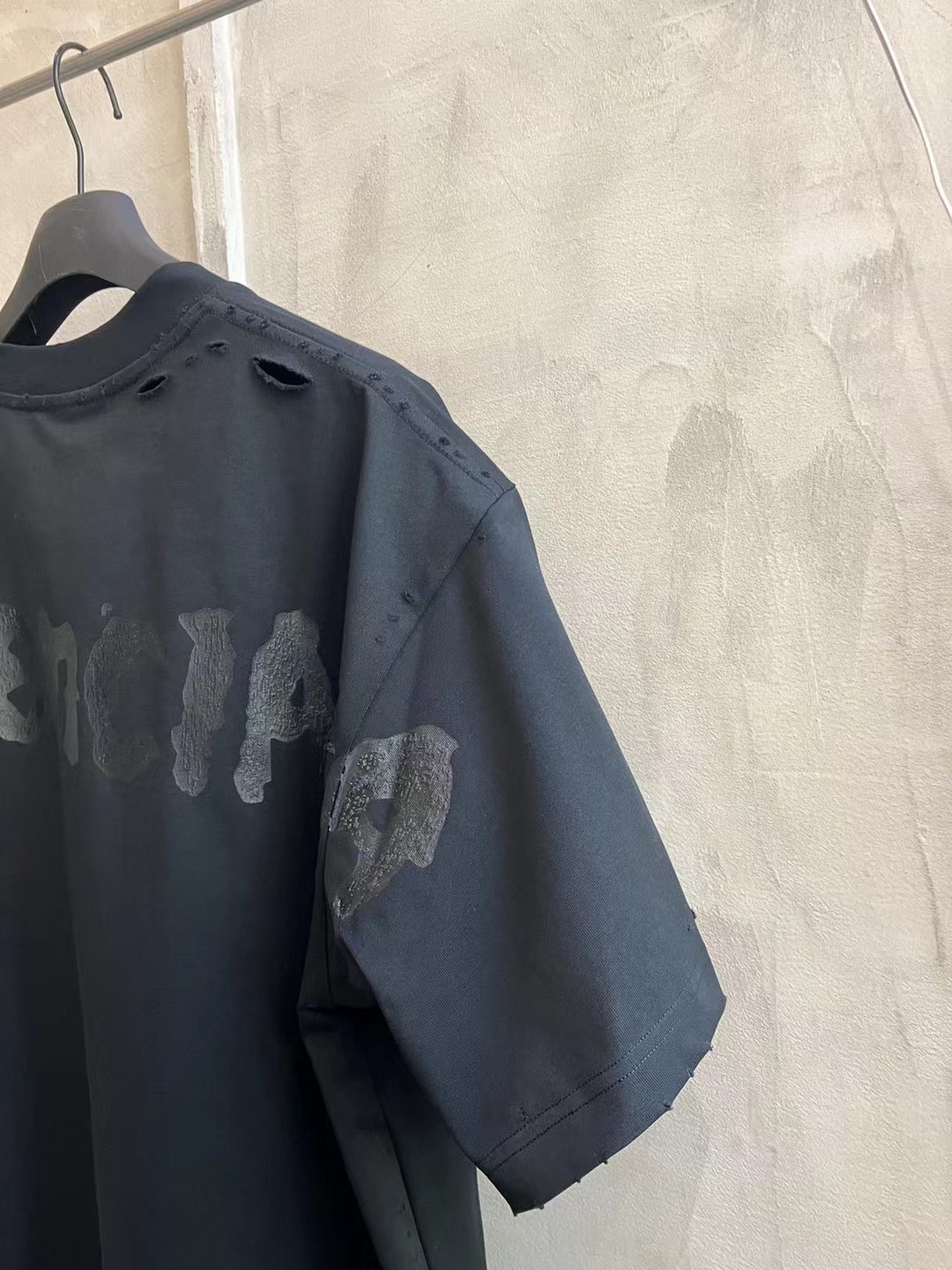 Balenciaga Logo Print Distressed Oversized T-Shirt（787349TRVT9-1041）