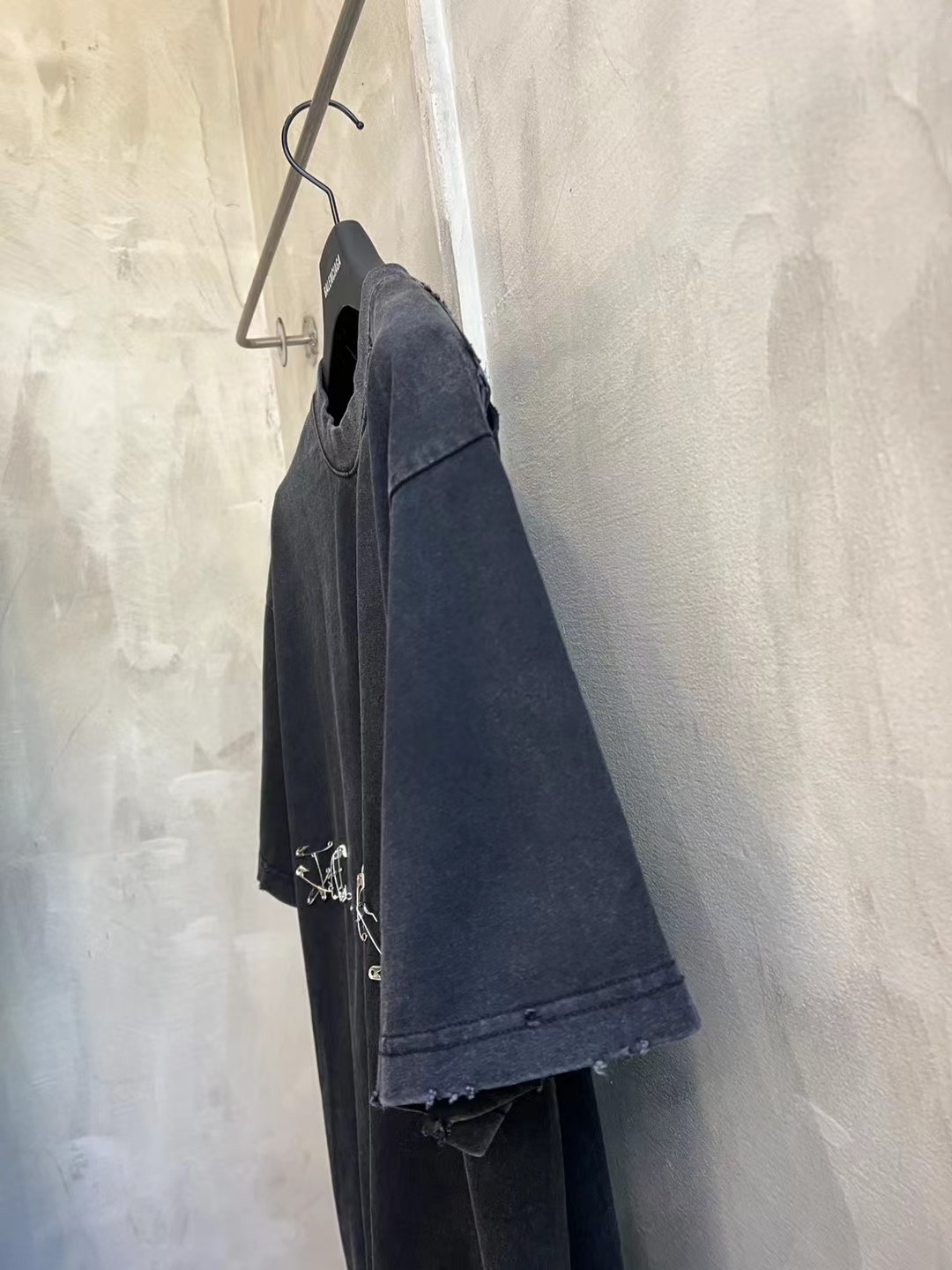 BALENCIAGA SAFETY PINS oversized logo（787349TRVK41041）