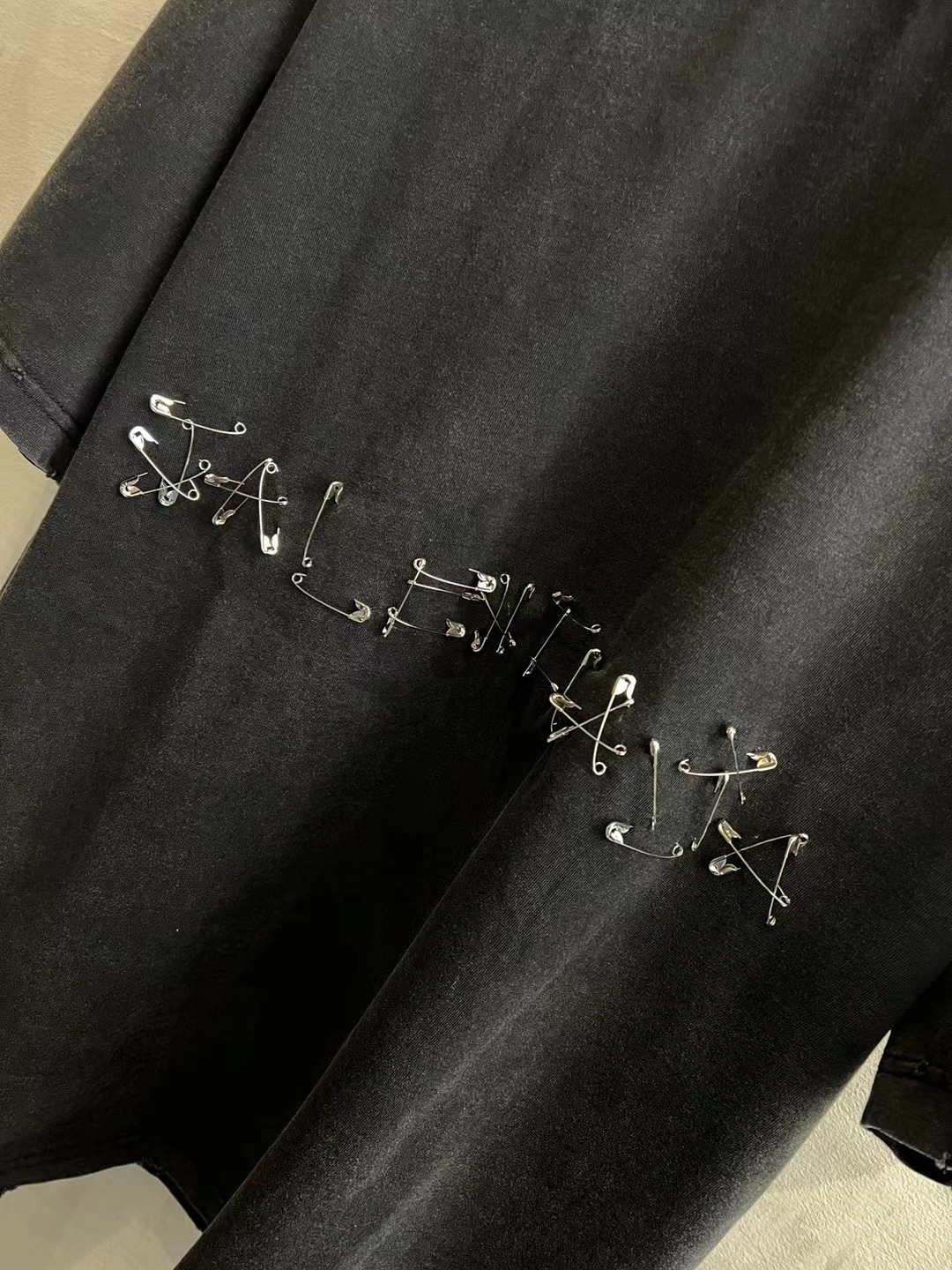 BALENCIAGA SAFETY PINS oversized logo（787349TRVK41041）