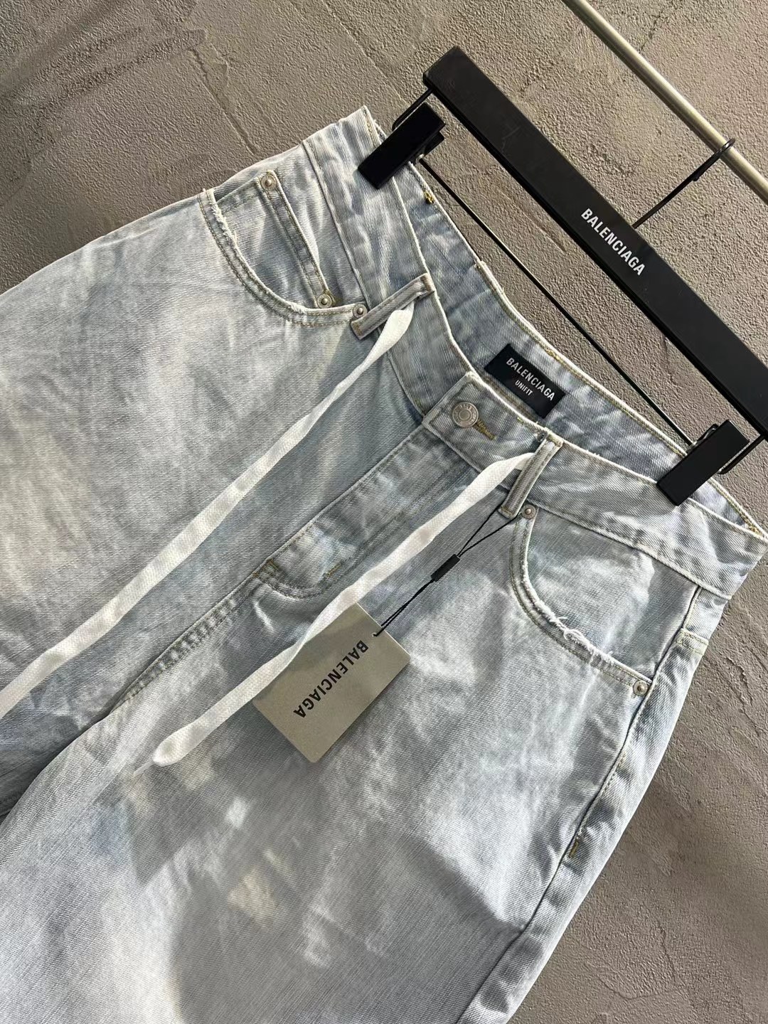BALENCIAGA OVERSIZED BAGGY SHORTS（793946TNW659780）