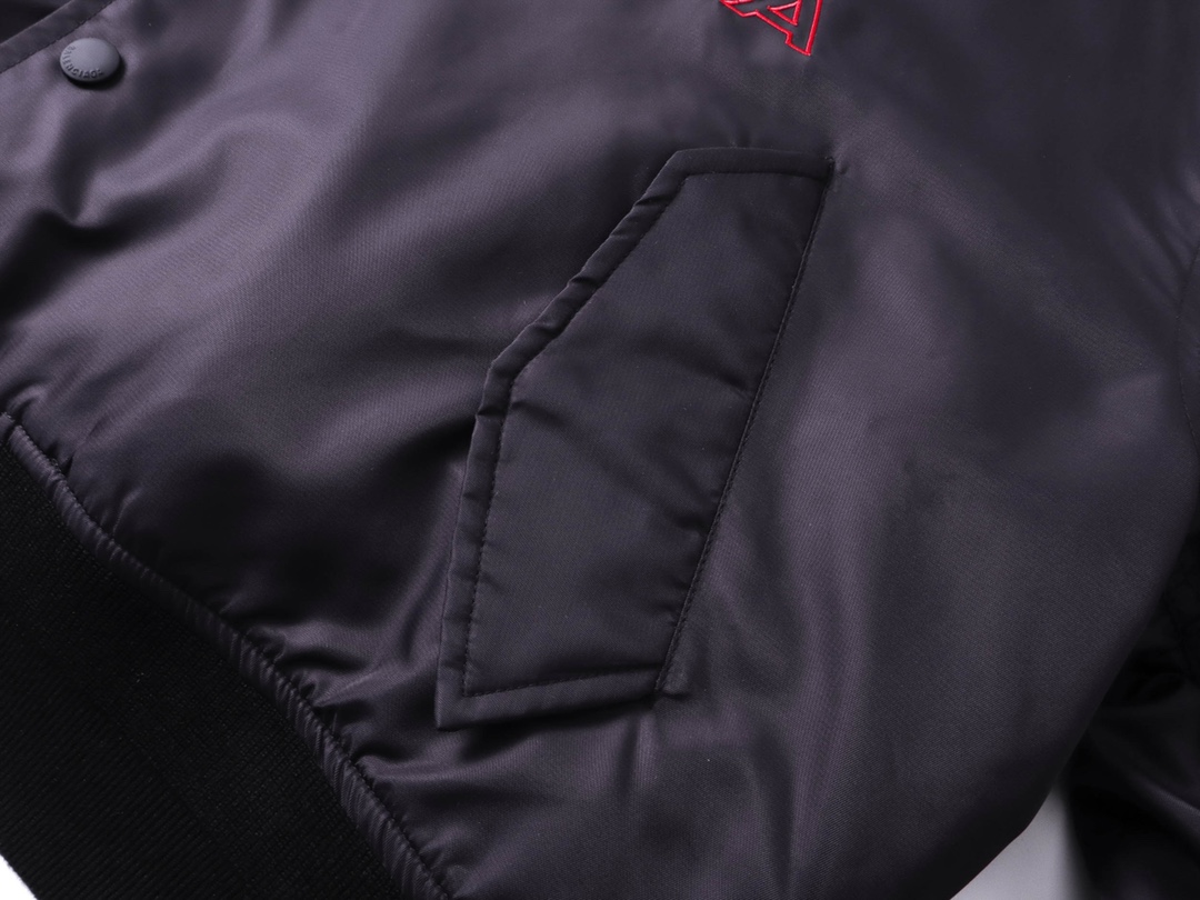 BALENCIAGA Men's Lion Club Varsity Jacket in Black（814123TRO511000）