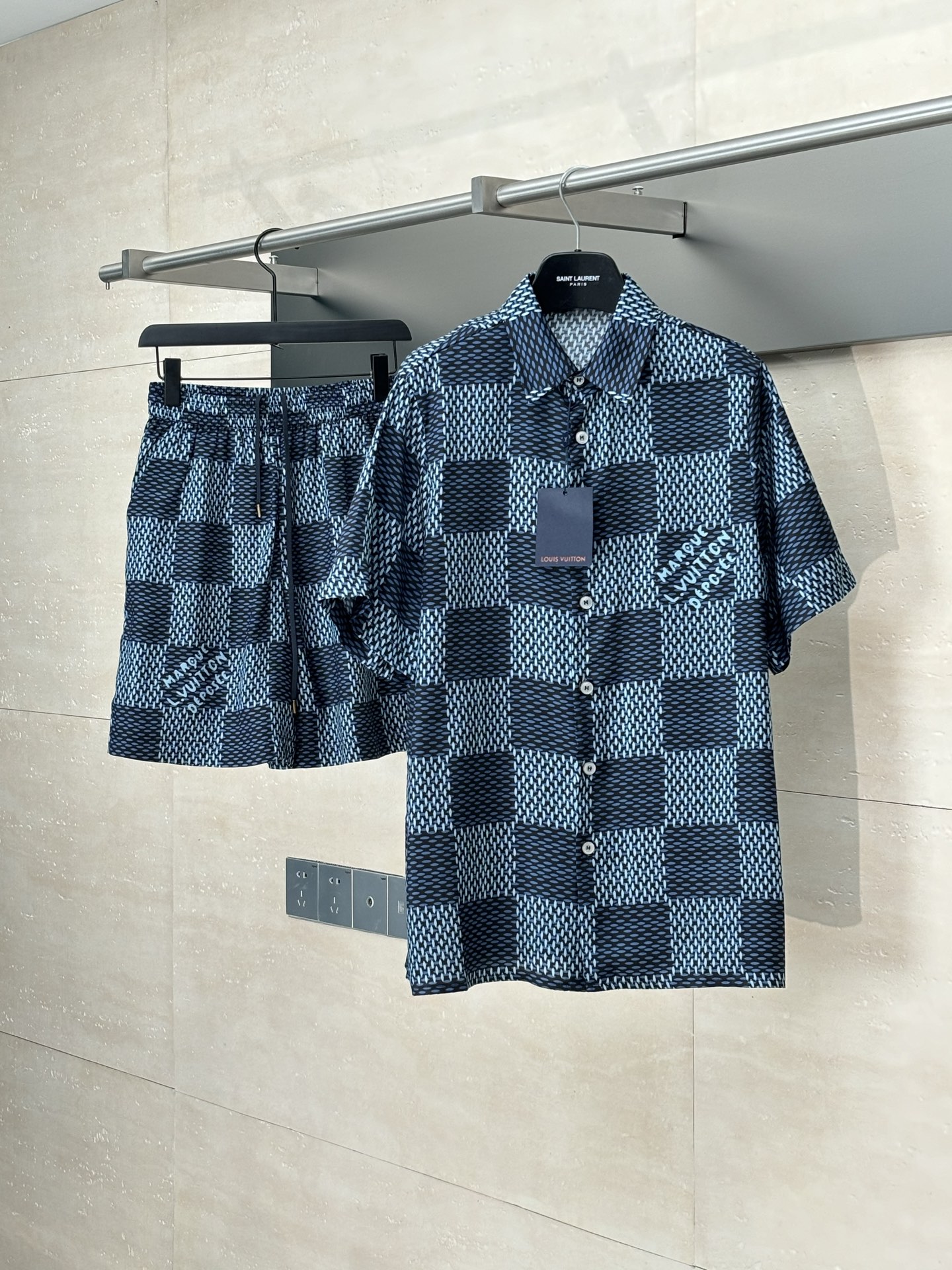 LOUIS VUITTON Damier silk shirt（1AHVXV）