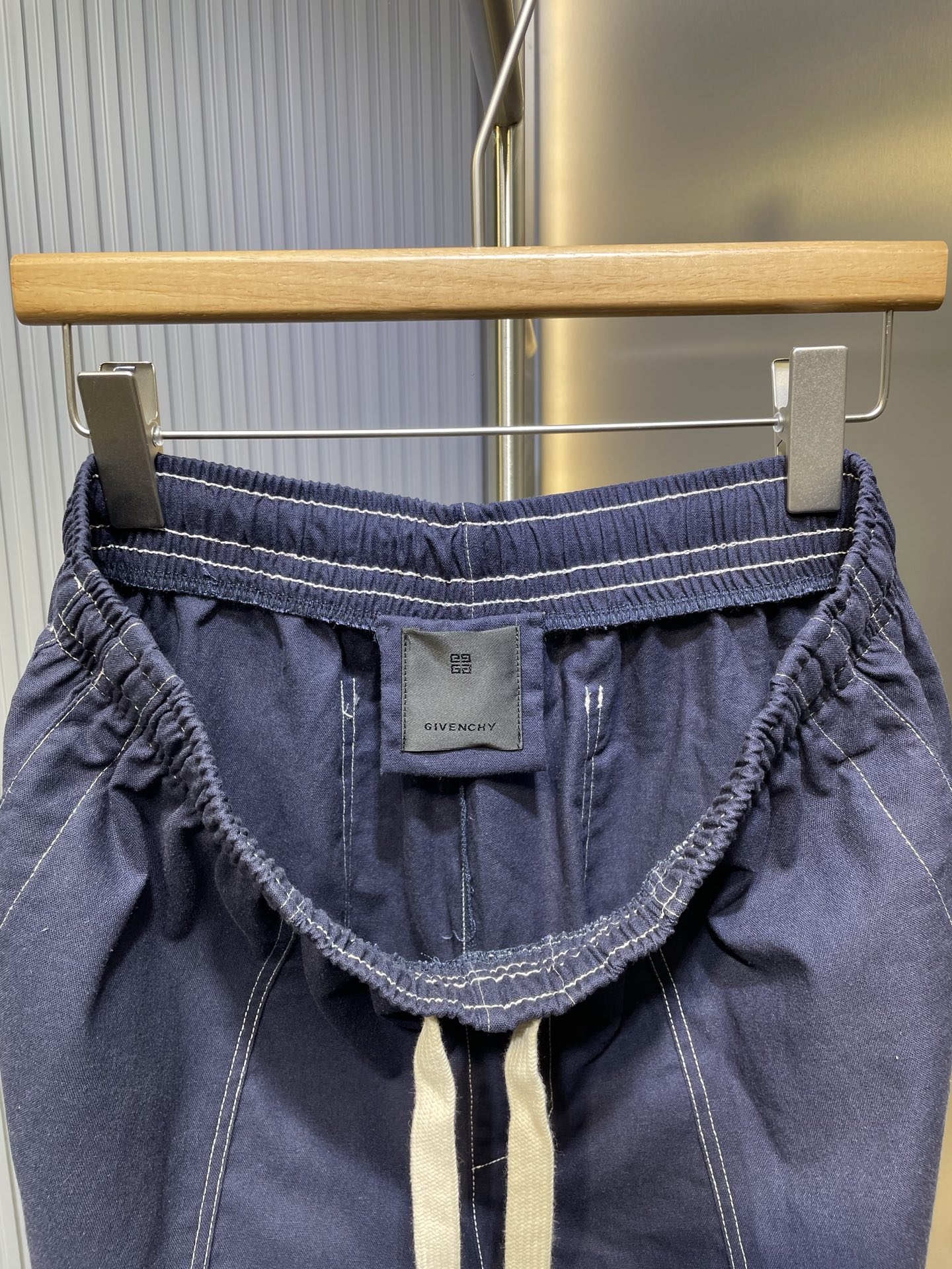 Givenchy linen Bermuda shorts（P00937096）