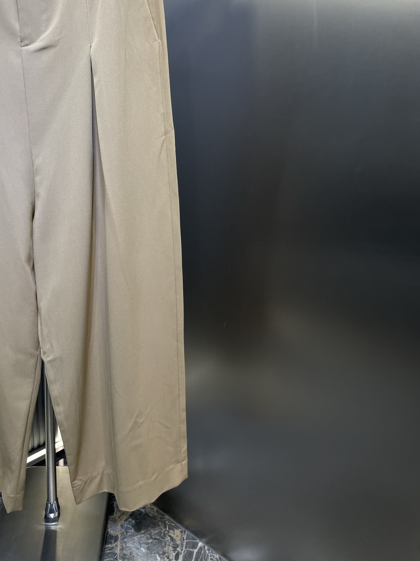 LOEWE Low-Crotch Trousers "Beige" (H526Y04WHX-2140）