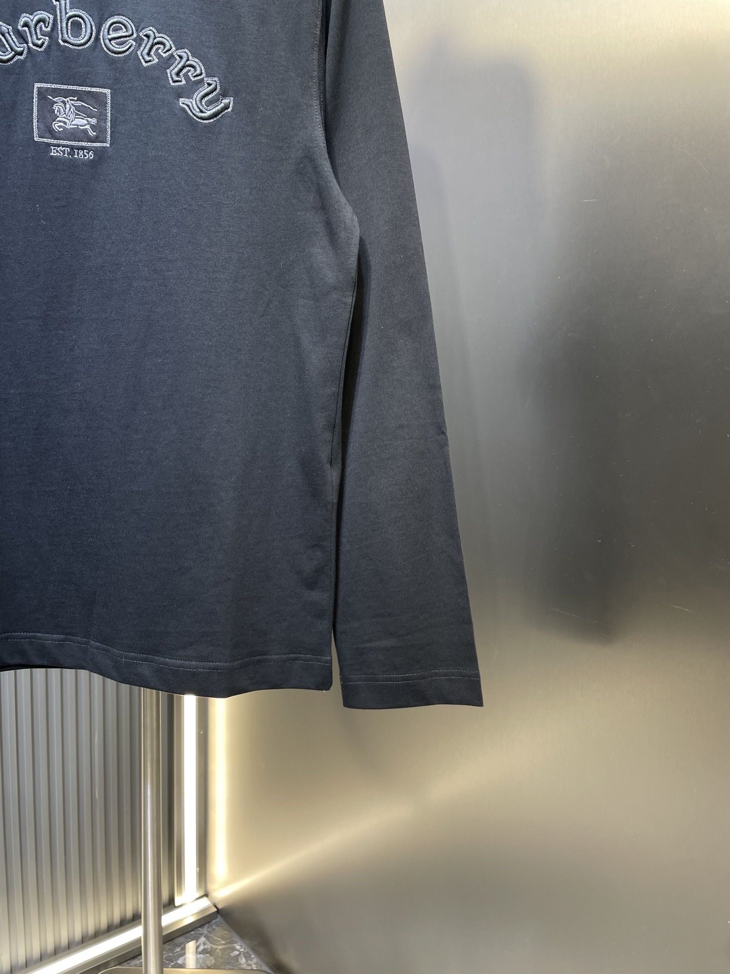 BURBERRY Long-sleeved Gothic logo cotton T-shirt（81171051）