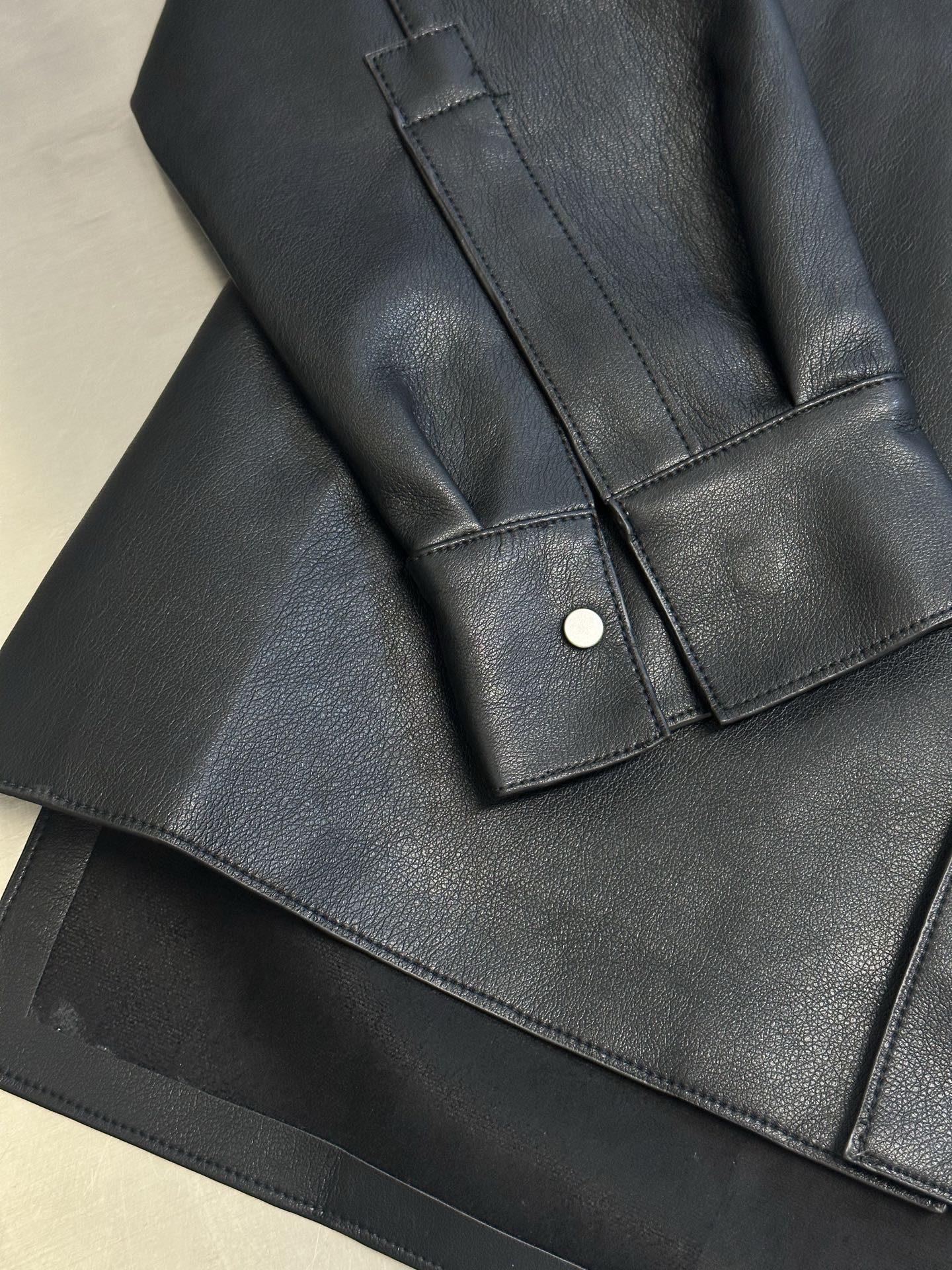 Loewe leather shirt (H526Y34L13-1100）