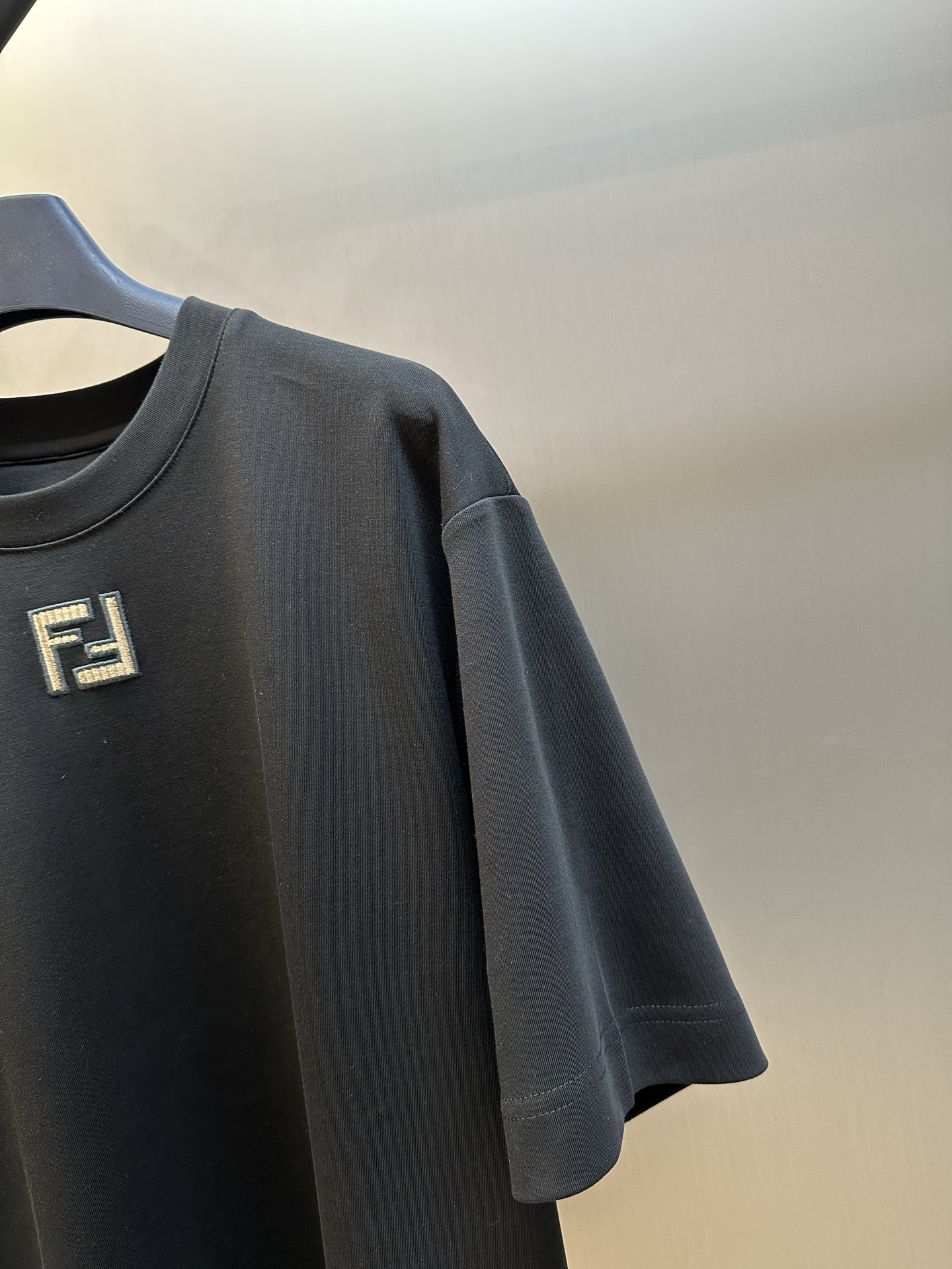 FENDI Double F Suede Embroidered Logo T-shirt (FY0936AW0RF1UL6）