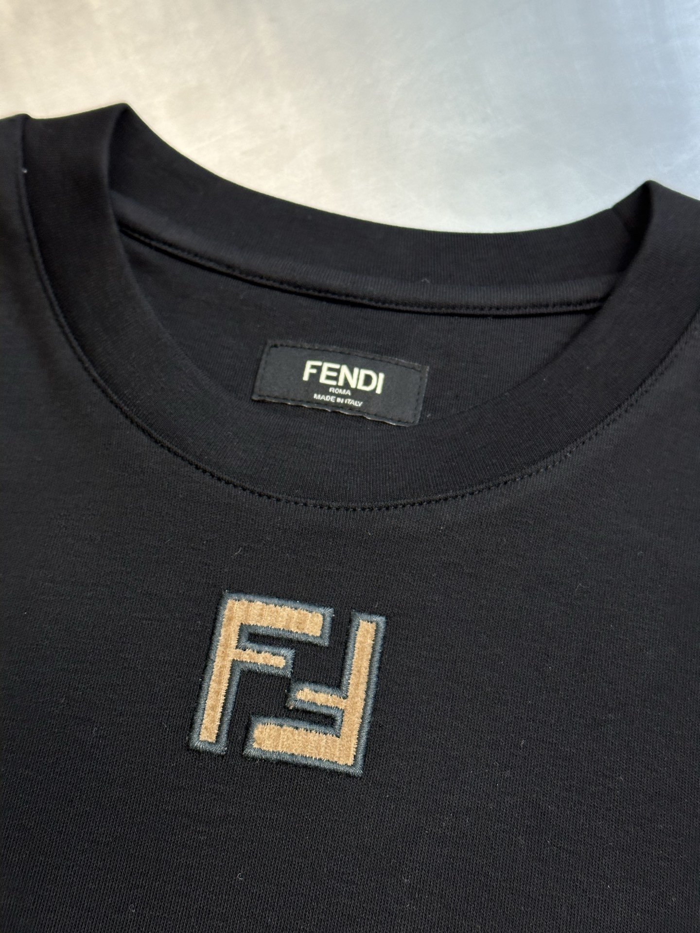 FENDI Double F Suede Embroidered Logo T-shirt (FY0936AW0RF1UL6）