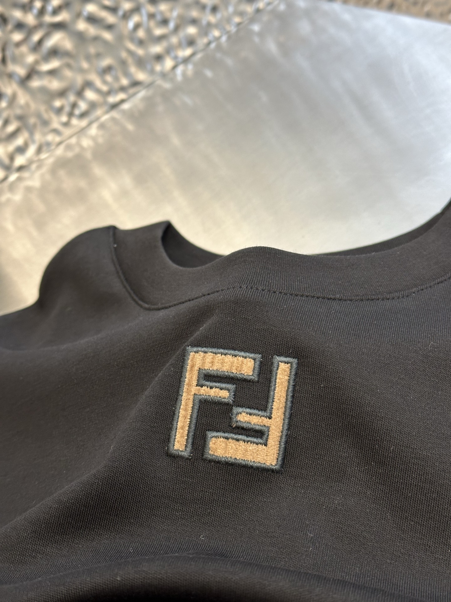 FENDI Double F Suede Embroidered Logo T-shirt (FY0936AW0RF1UL6）
