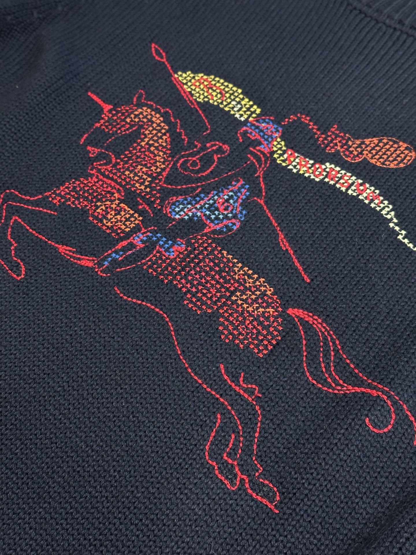 Burberry cross-stitched equestrian logo wool-blend knit sweater（81185971）