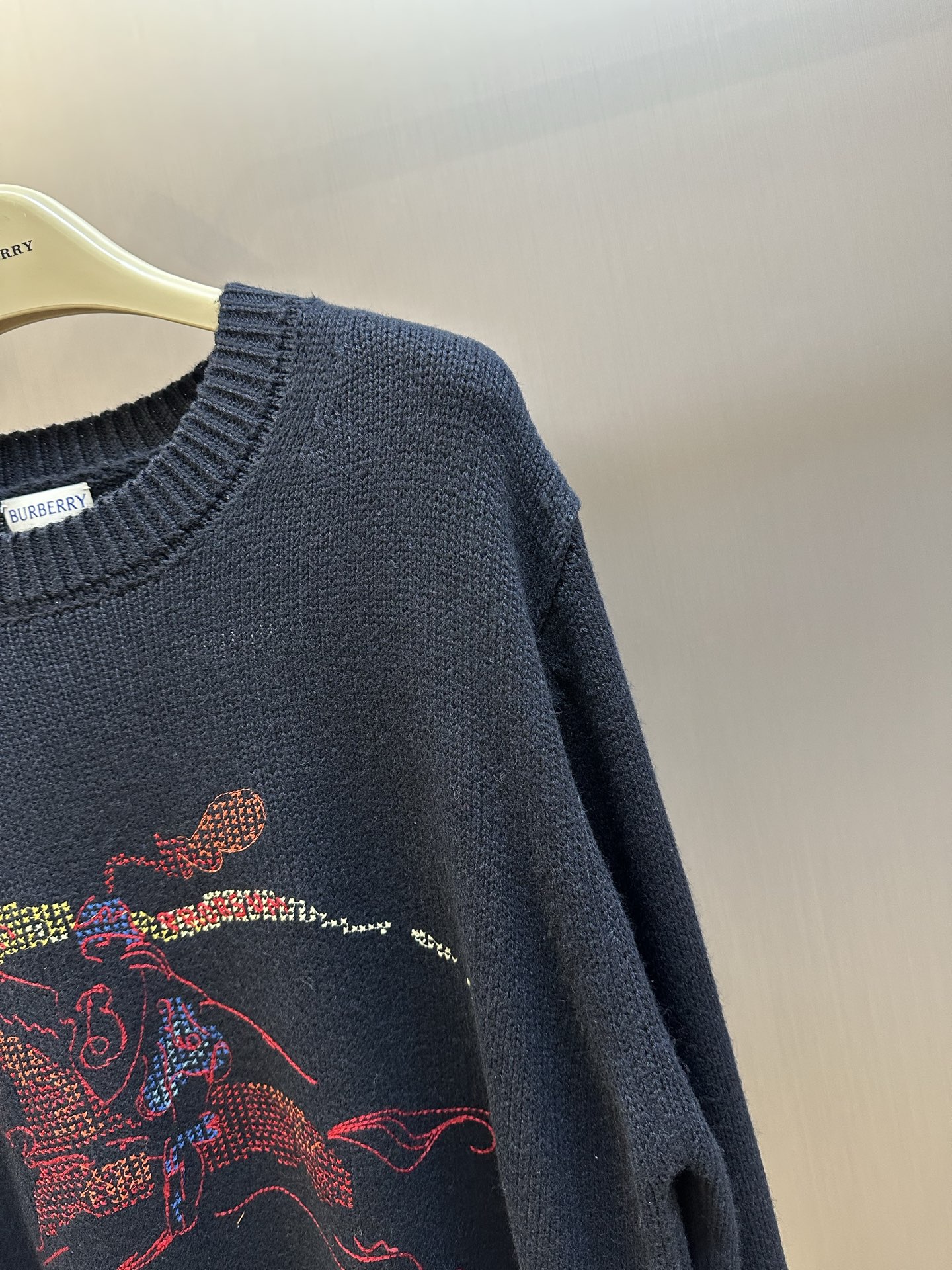 Burberry cross-stitched equestrian logo wool-blend knit sweater（81185971）