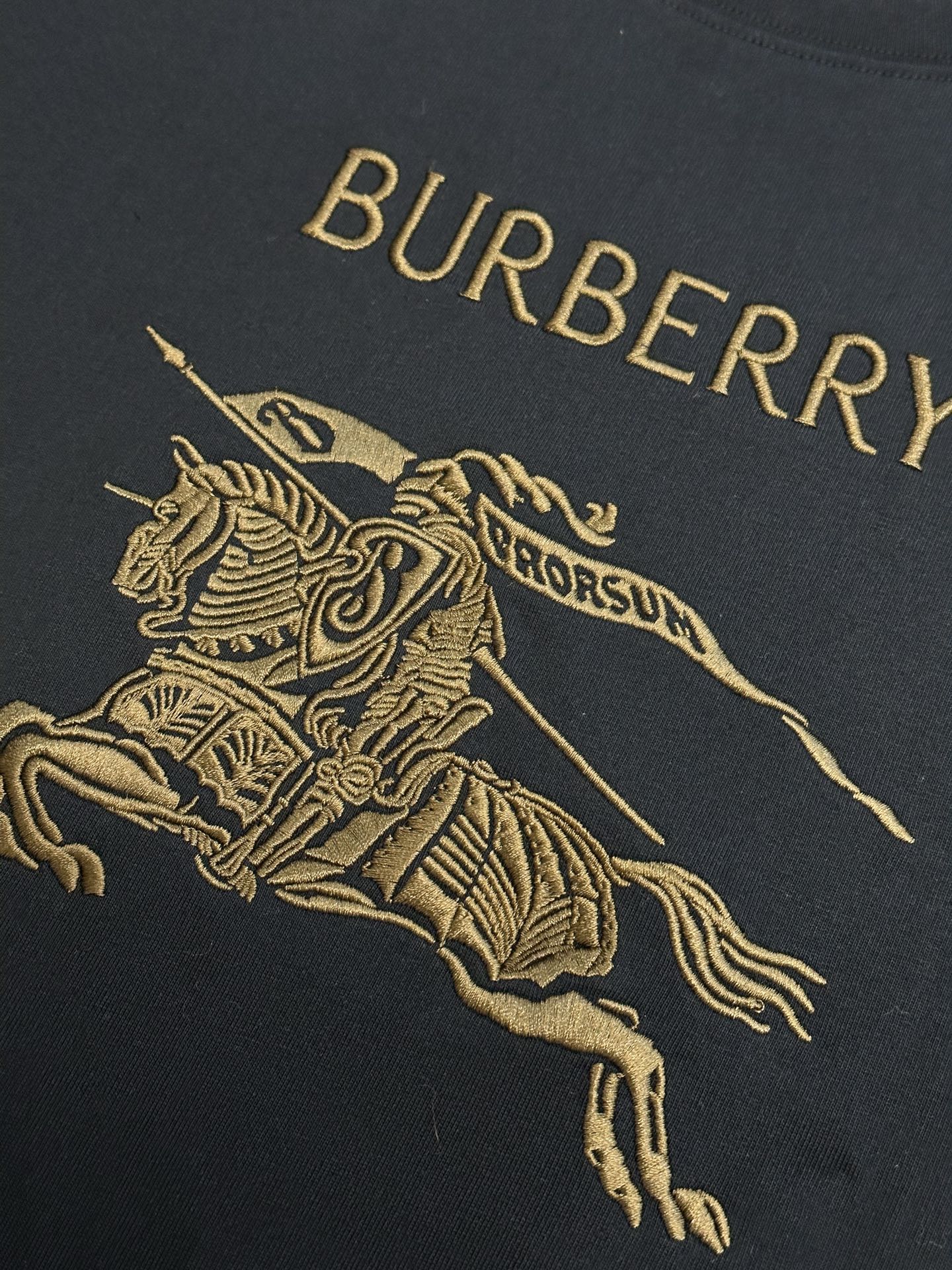 Burberry Equestrian Logo Cotton T-Shirt（81190051）