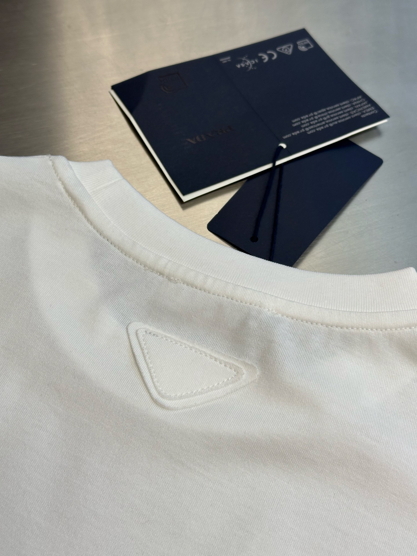 Prada printed cotton T-shirt (UJN972-1851-F0963-S-OOO）