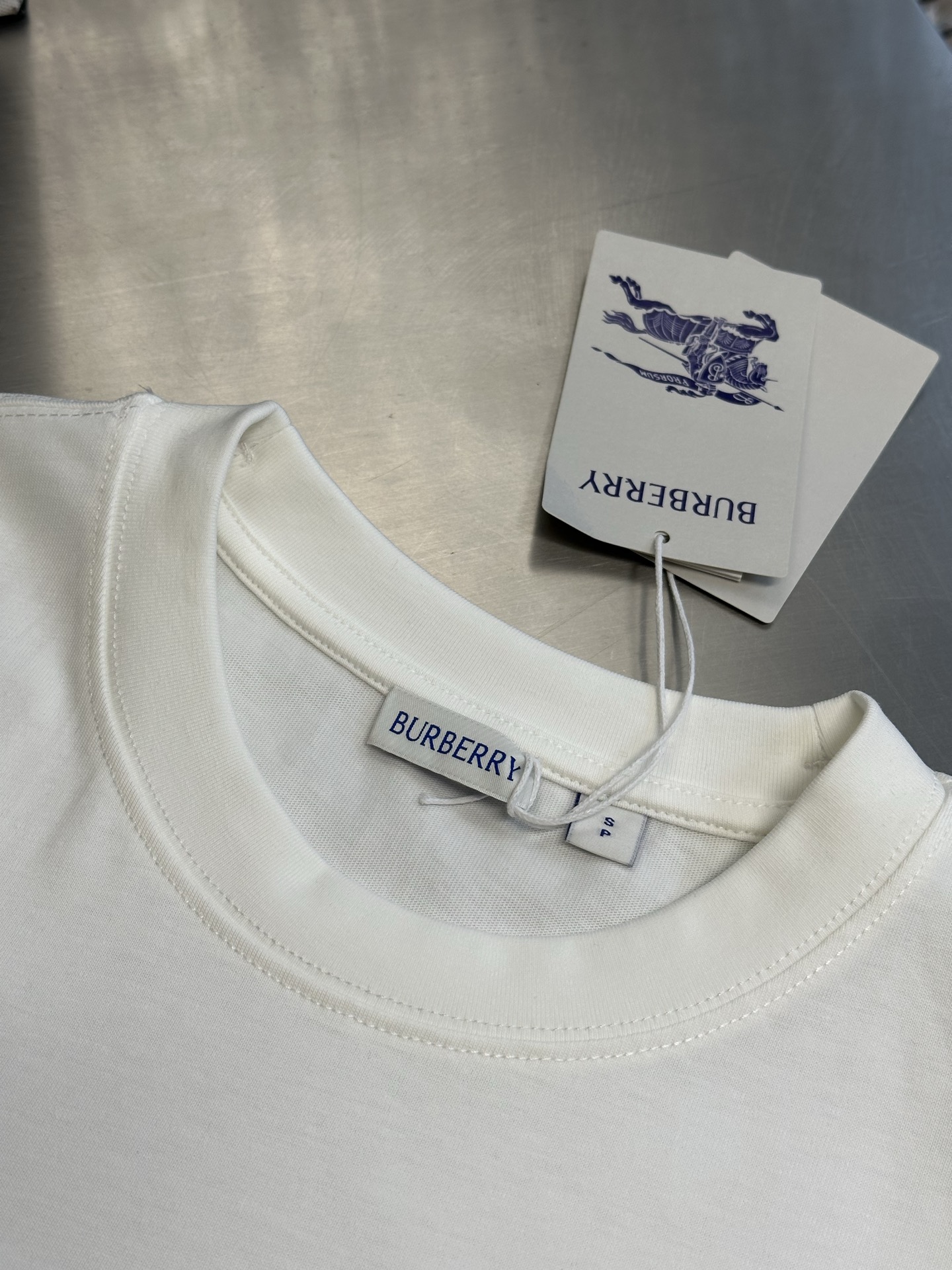 Burberry Knight's Emblem Cotton T-Shirt（81258231）