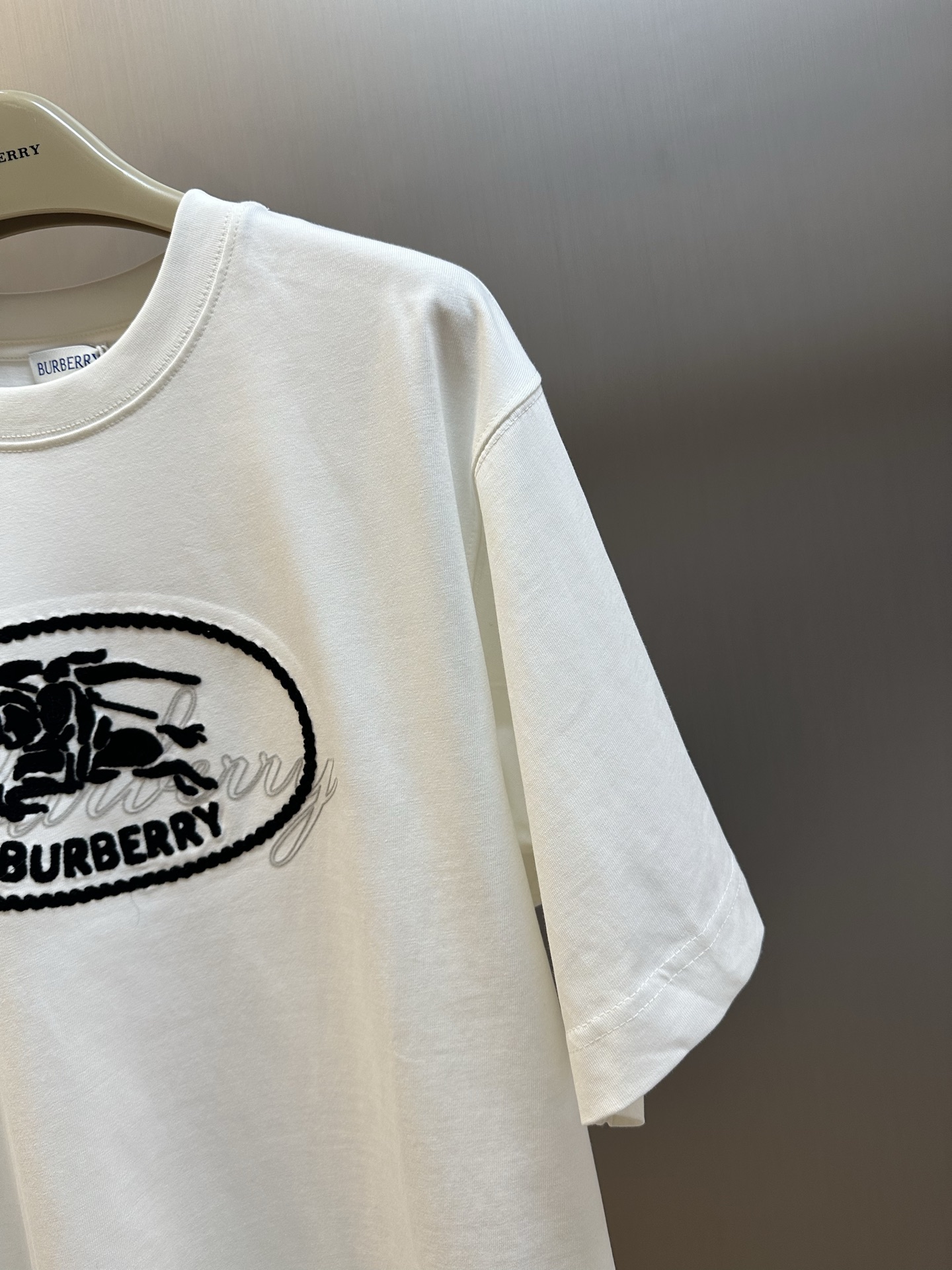 Burberry Knight's Emblem Cotton T-Shirt（81258231）