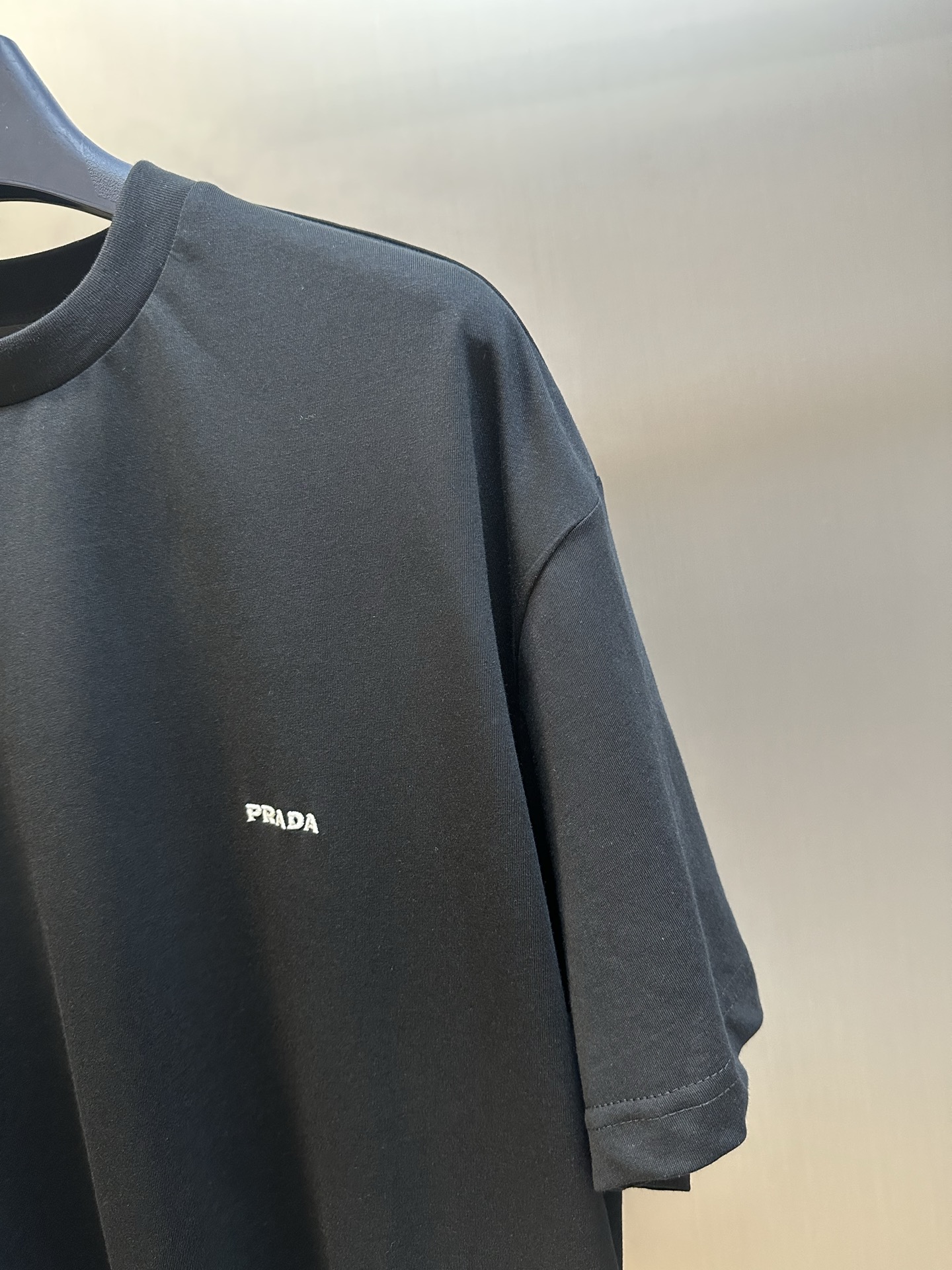 Prada logo-embroidered T-shirt (UJN982-SOOO-19FEF-0-009）