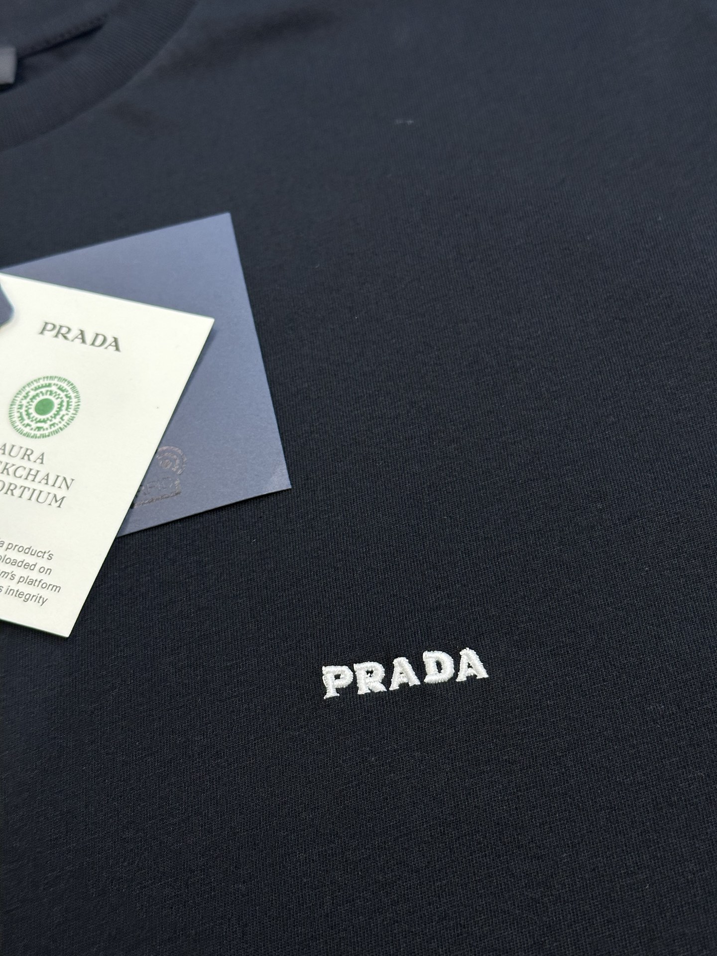 Prada logo-embroidered T-shirt (UJN982-SOOO-19FEF-0-009）
