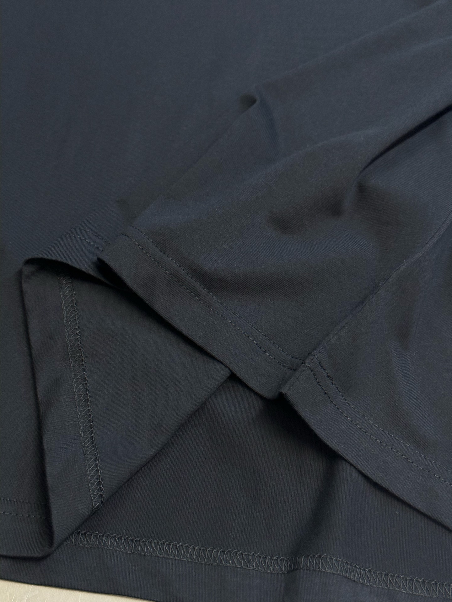 Prada logo-embroidered T-shirt (UJN982-SOOO-19FEF-0-009）