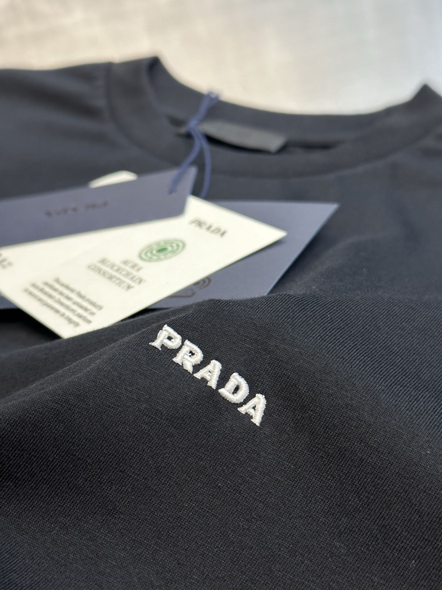 Prada logo-embroidered T-shirt (UJN982-SOOO-19FEF-0-009）