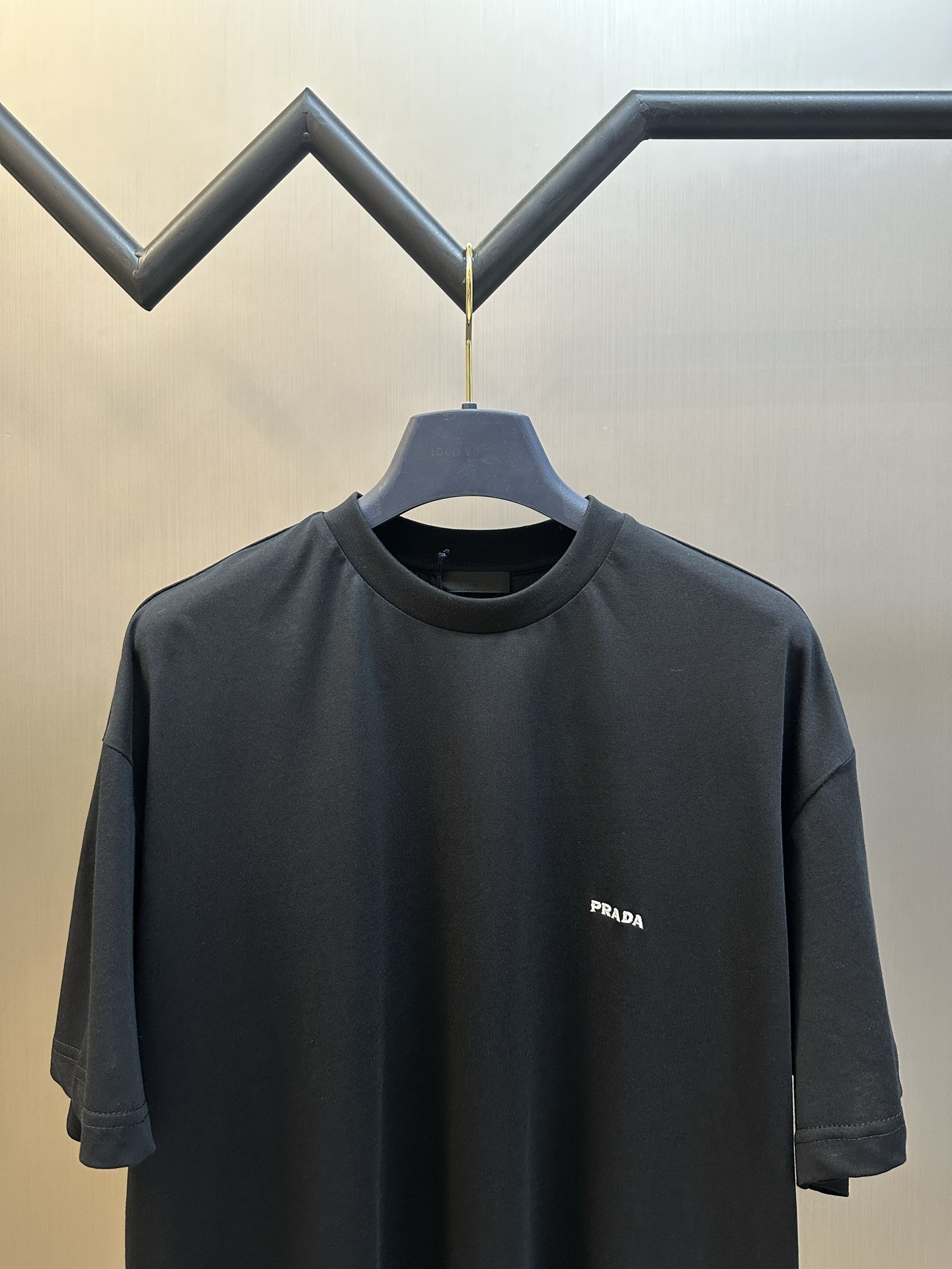 Prada logo-embroidered T-shirt (UJN982-SOOO-19FEF-0-009）