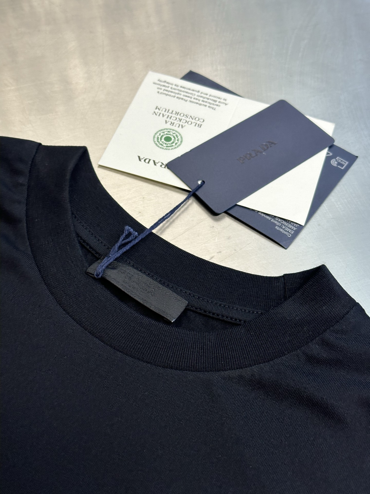 Prada logo-embroidered T-shirt (UJN982-SOOO-19FEF-0-009）