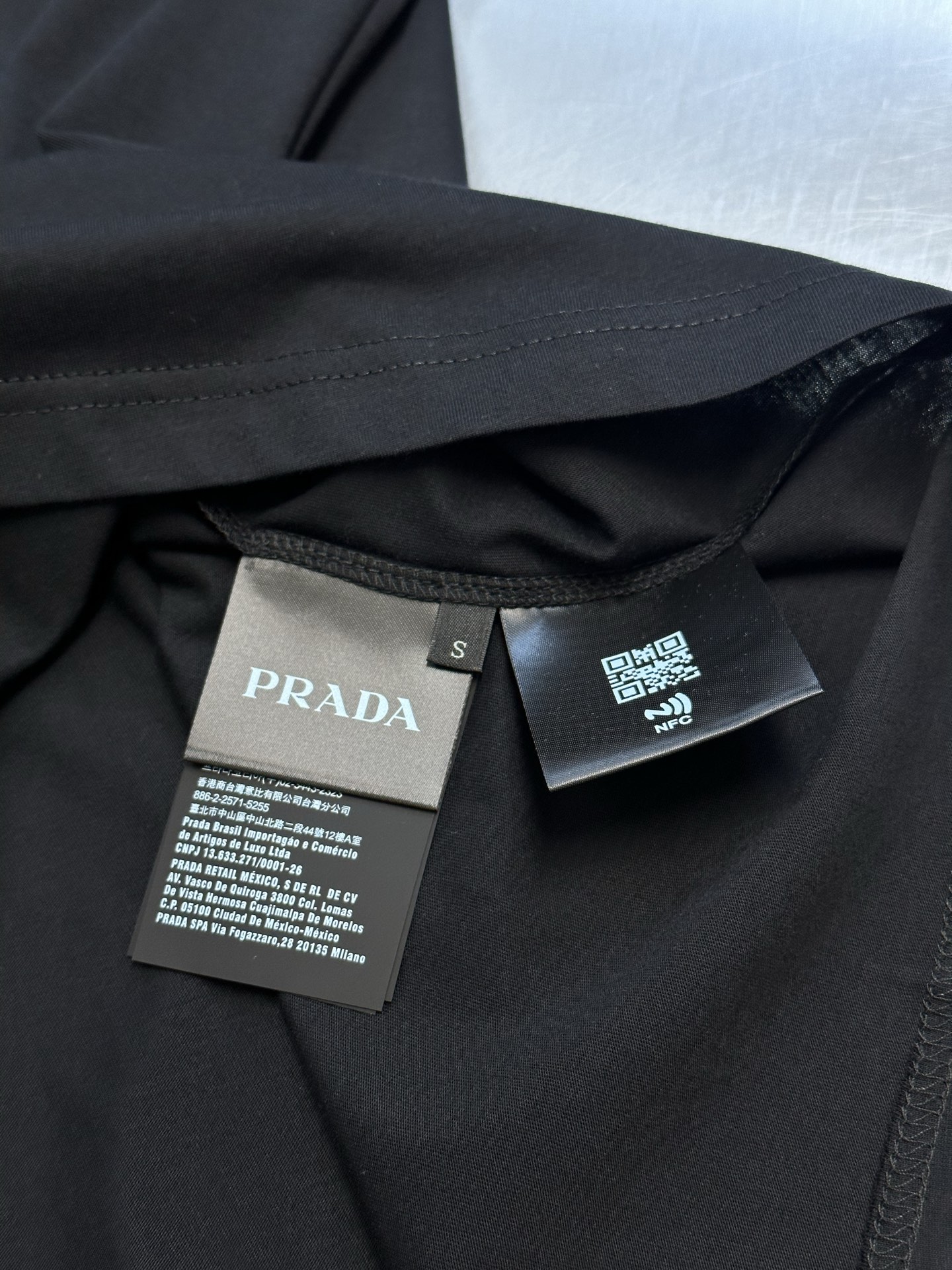 Prada logo-embroidered T-shirt (UJN982-SOOO-19FEF-0-009）