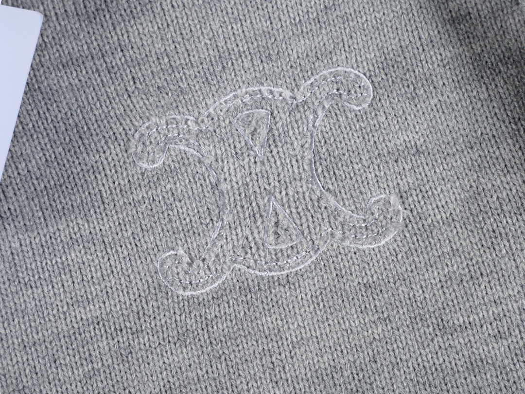 CELINE Triomphe Crew Neck Sweater (2AE4U742X-08GC）