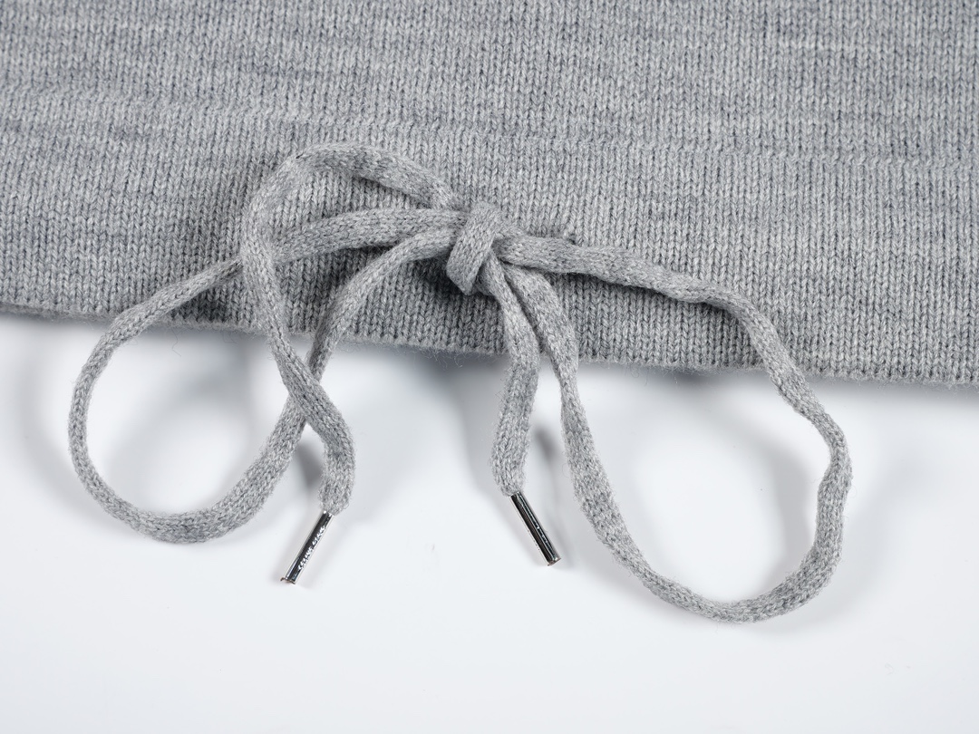 CELINE Triomphe Crew Neck Sweater (2AE4U742X-08GC）