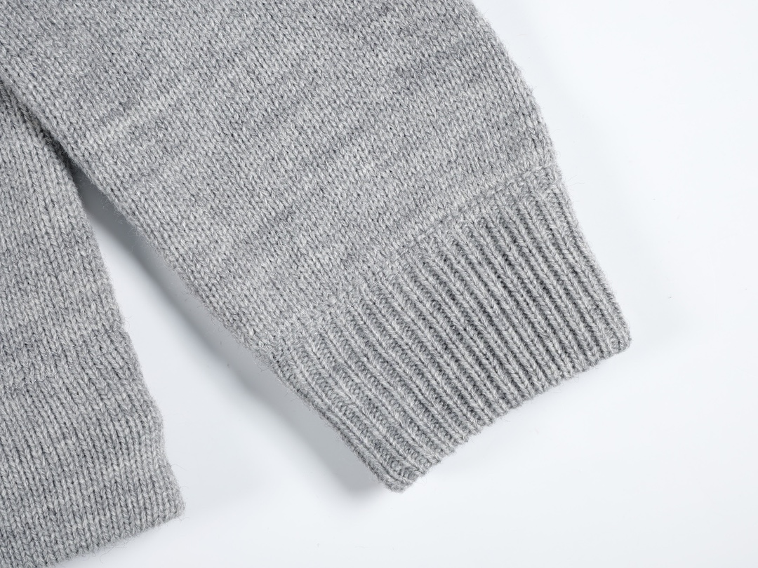 CELINE Triomphe Crew Neck Sweater (2AE4U742X-08GC）