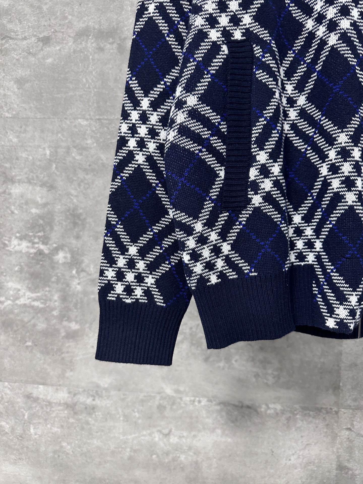 Burberry Check Wool Blend Bomber Jacket in Ink blue（81106321）