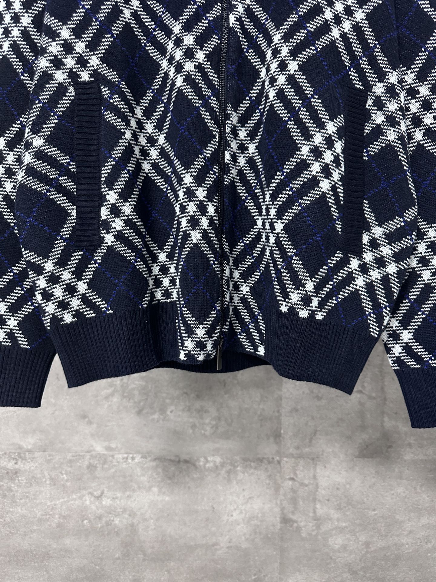 Burberry Check Wool Blend Bomber Jacket in Ink blue（81106321）