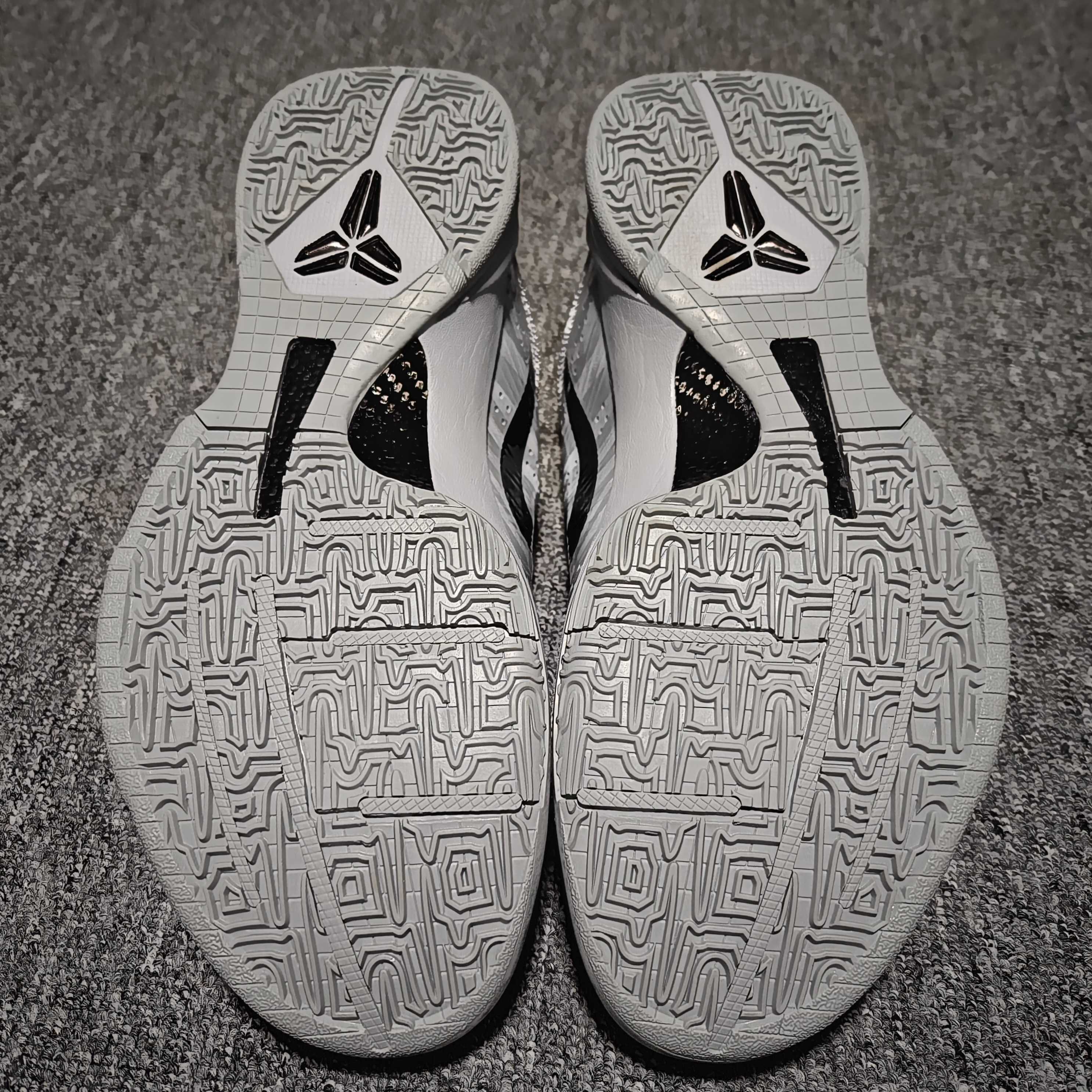 Nike Kobe 5 Protro Zebra PE "Wolf Grey"（CD4991-003）