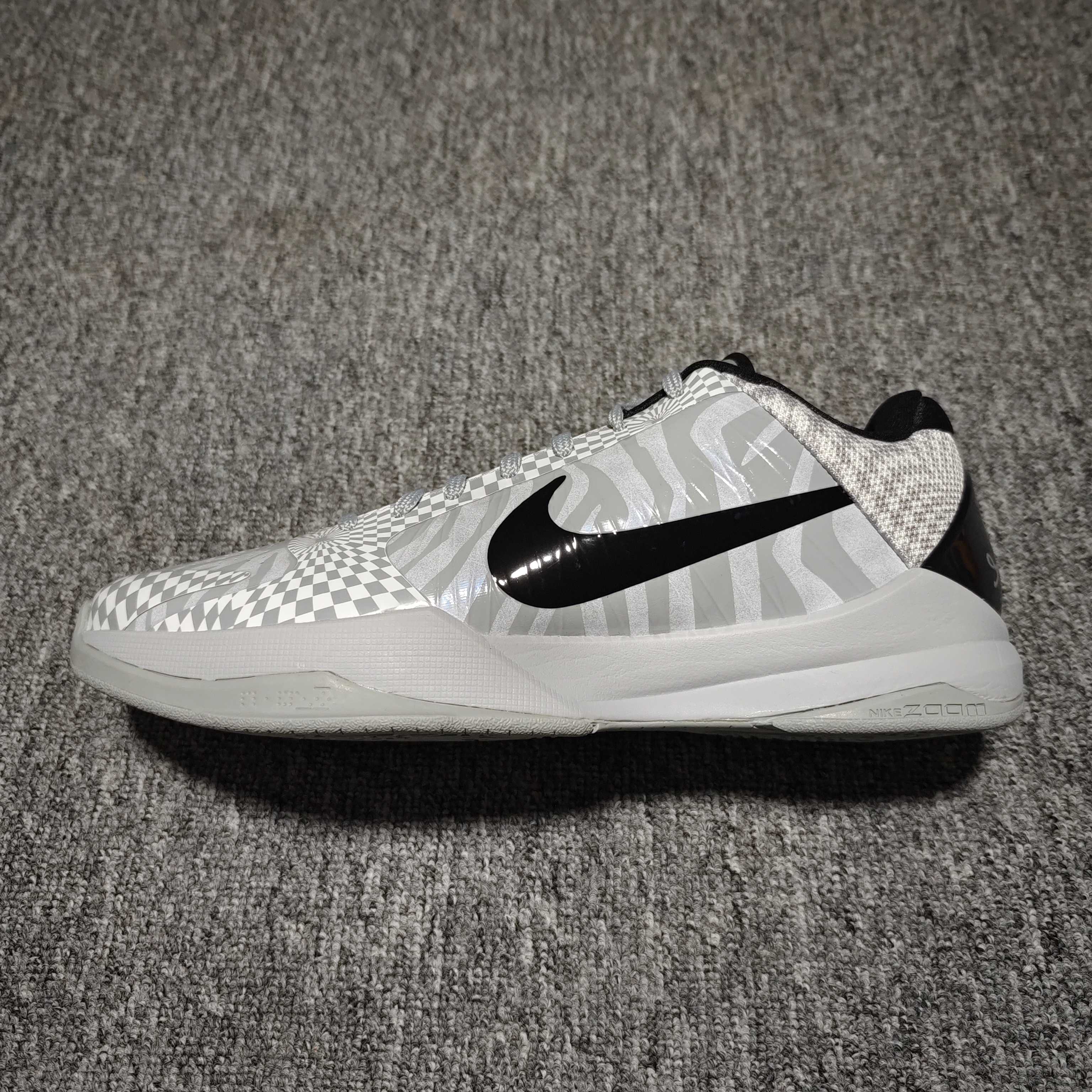 Nike Kobe 5 Protro Zebra PE "Wolf Grey"（CD4991-003）