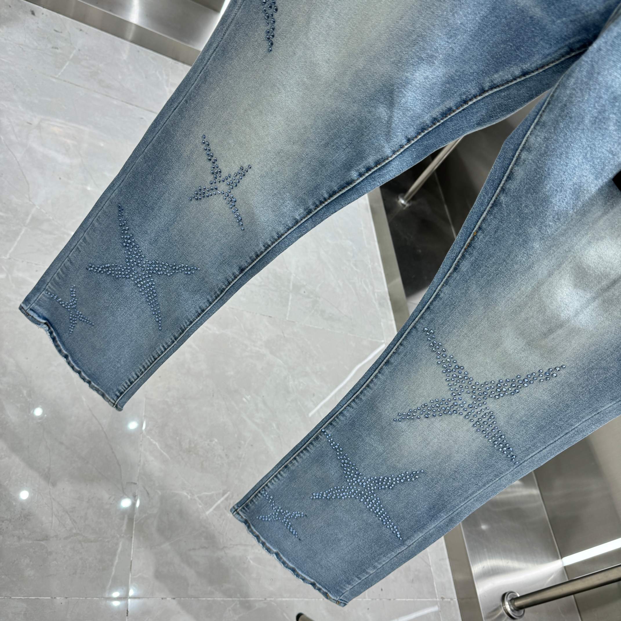 Purple Brand Rhinestone-Embellished Straight Leg Jeans (P113-LIA）