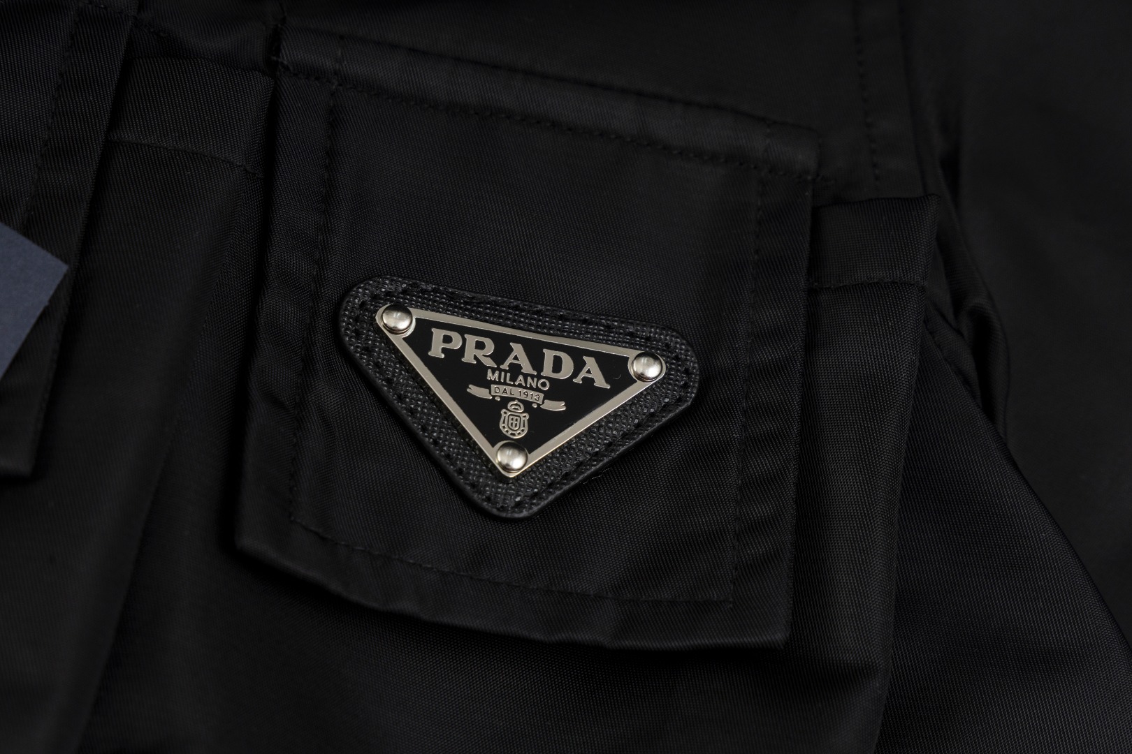PRADA Triangle Plaque Short Sleeved Cargo Shirt(SC768-1WQ8_F0002-S-OOO）
