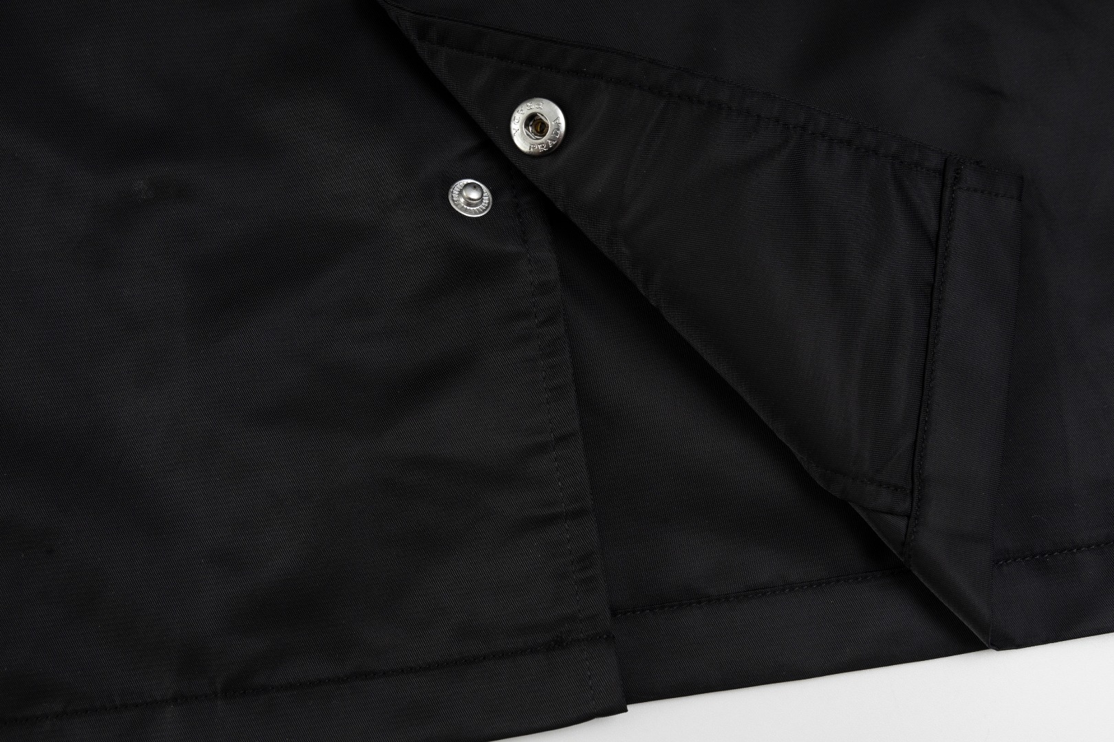 PRADA Triangle Plaque Short Sleeved Cargo Shirt(SC768-1WQ8_F0002-S-OOO）