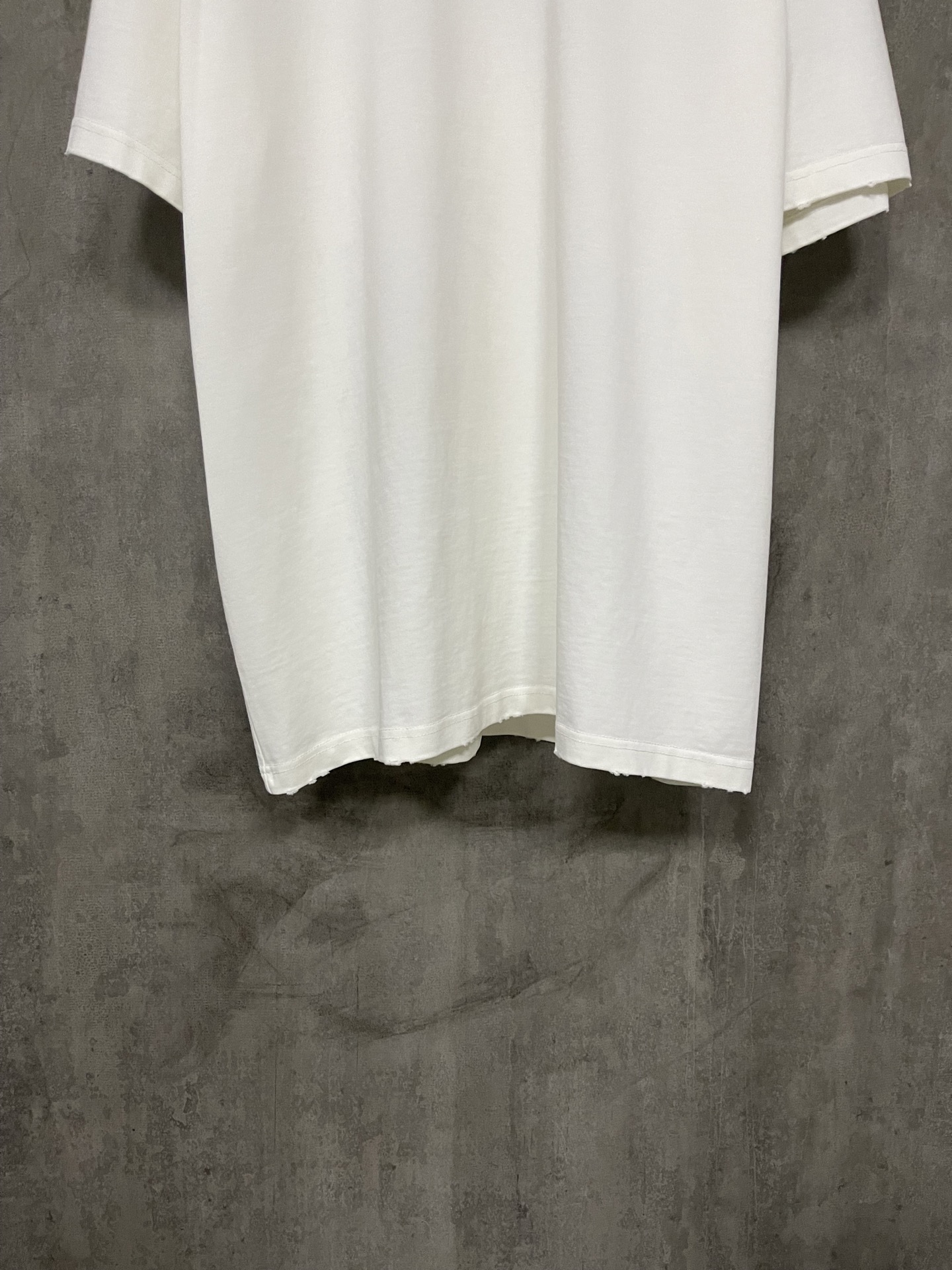 BALENCIAGA BACK T-SHIRT MEDIUM FIT (764235TOVJ61083）