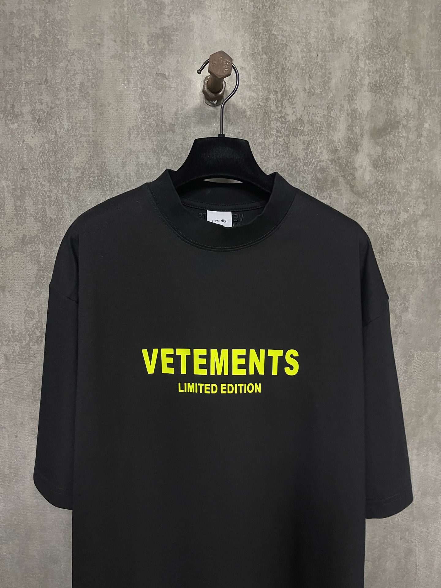 VETEMENTS  LIMITED EDITION LOGO T-SHIRT （UE64TR800W）