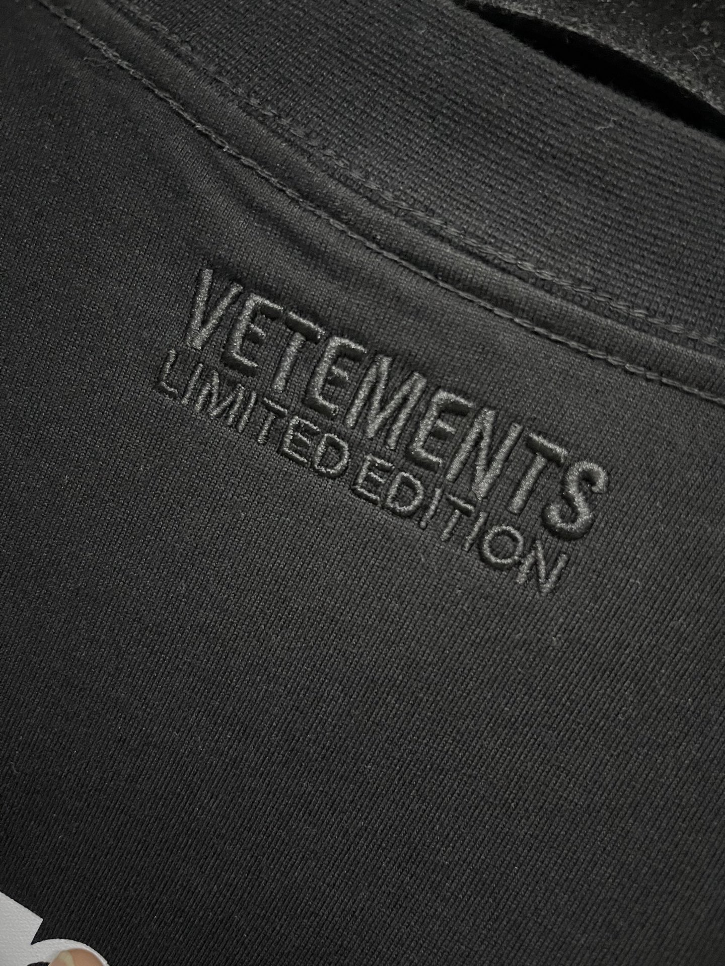 VETEMENTS  LIMITED EDITION LOGO T-SHIRT （UE64TR800W）