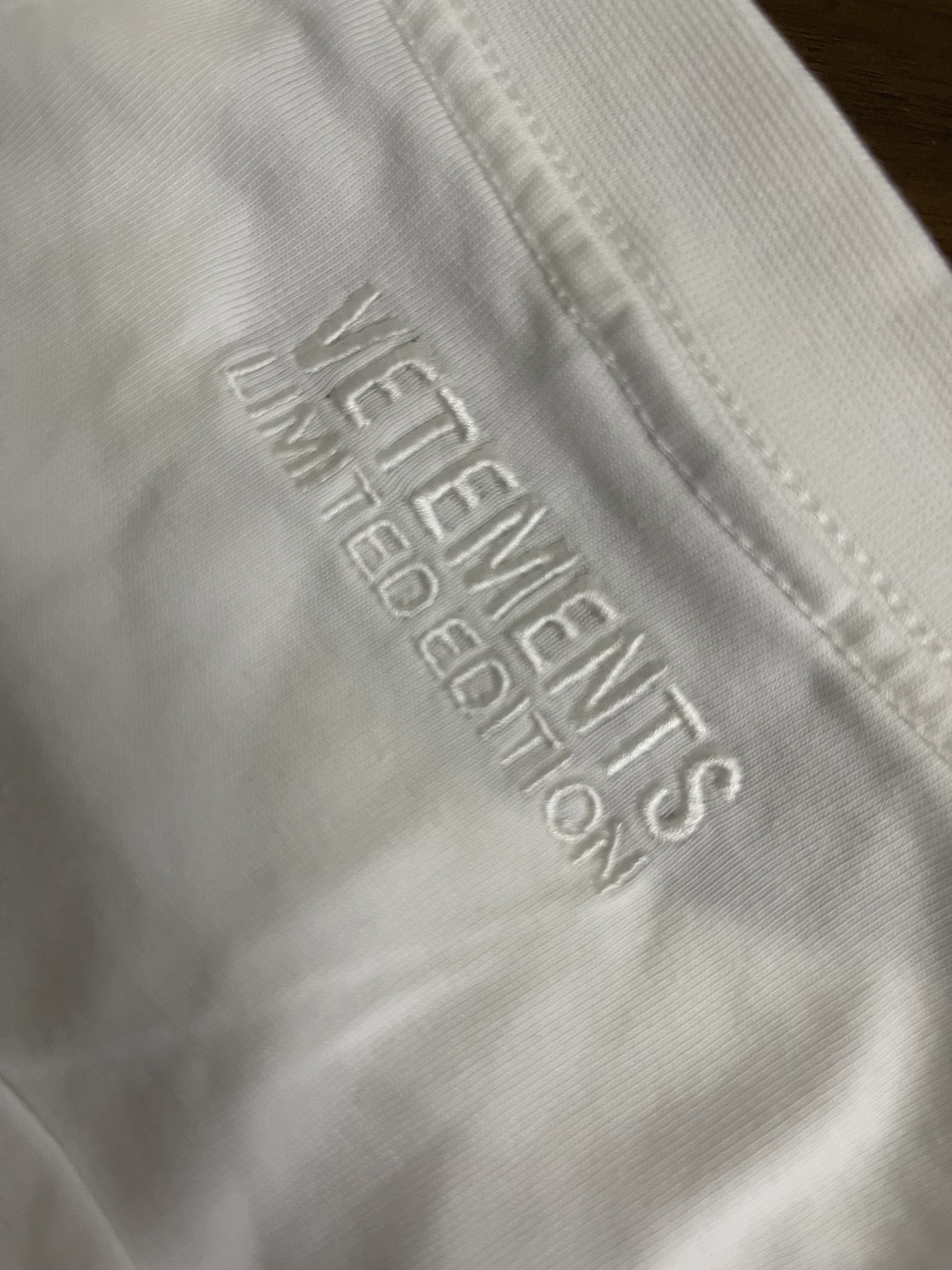 Vetements Pyramid Logo T-Shirt （UE64TR140B）