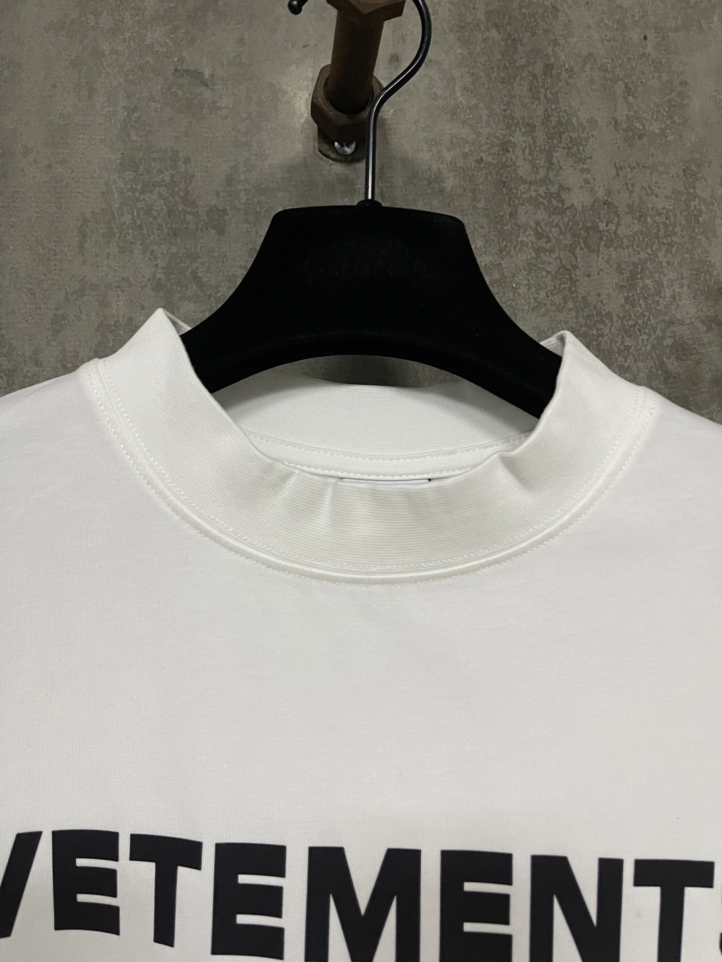 Vetements Pyramid Logo T-Shirt （UE64TR140B）