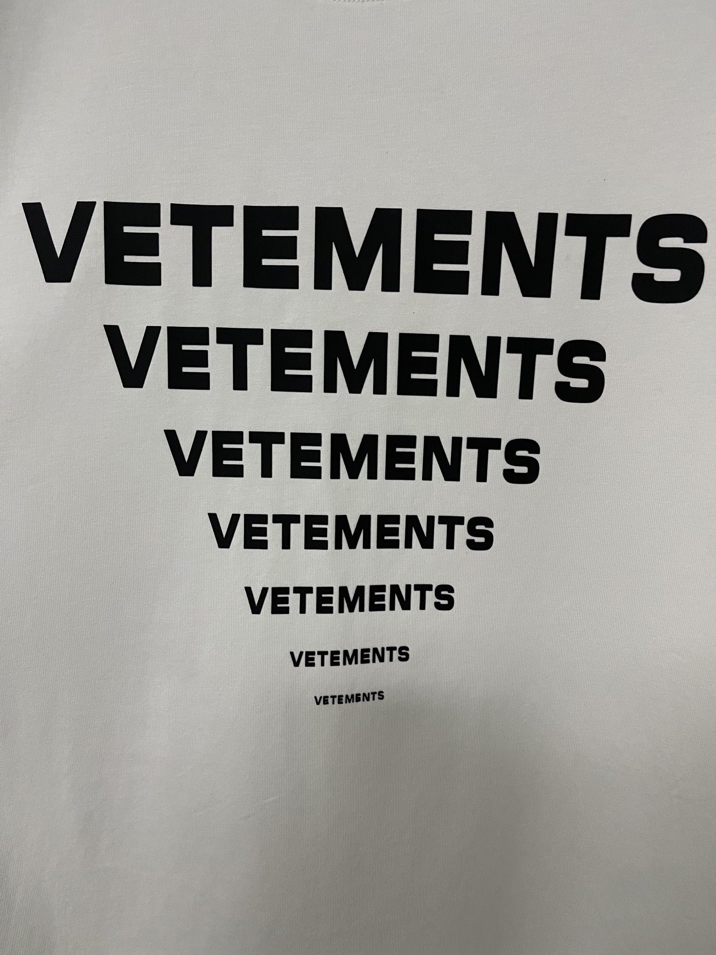 Vetements Pyramid Logo T-Shirt （UE64TR140B）