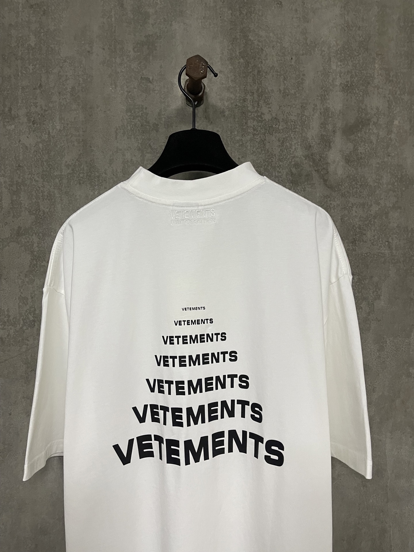 Vetements Pyramid Logo T-Shirt （UE64TR140B）