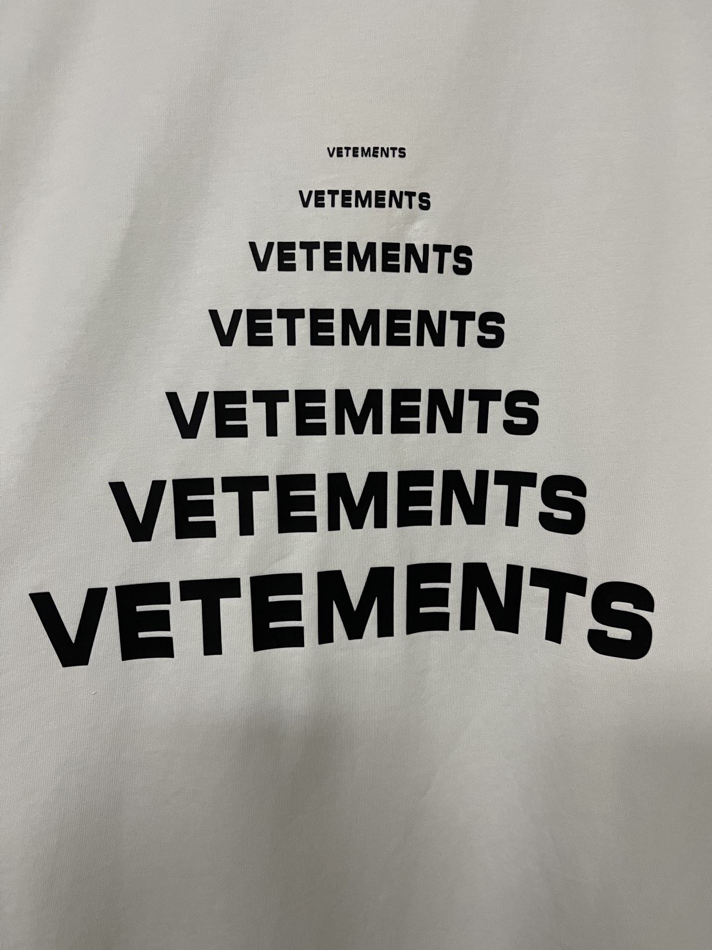 Vetements Pyramid Logo T-Shirt （UE64TR140B）