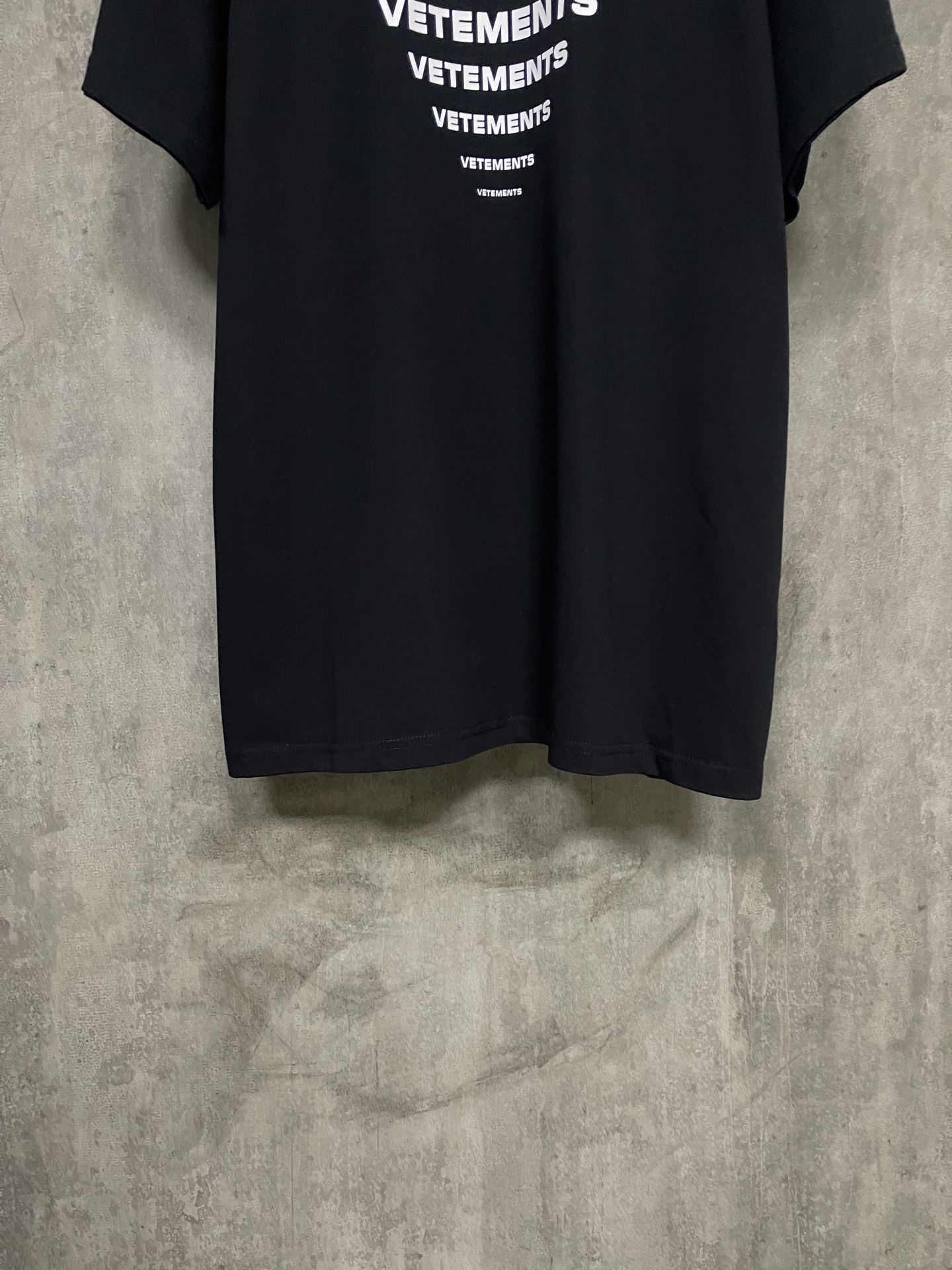 Vetements Pyramid Logo T-Shirt （UE64TR140B）