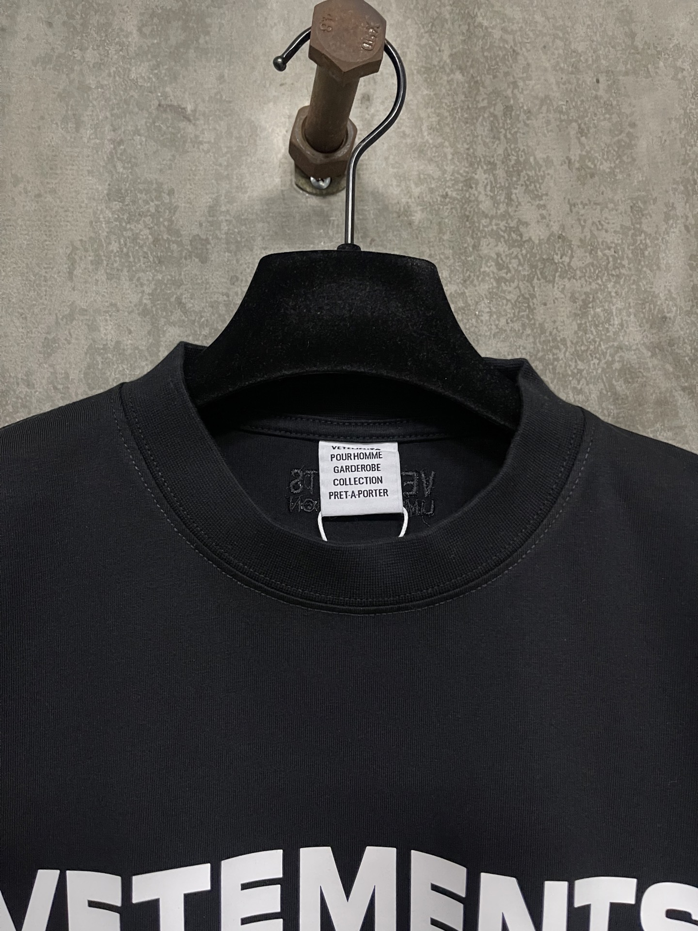 Vetements Pyramid Logo T-Shirt （UE64TR140B）