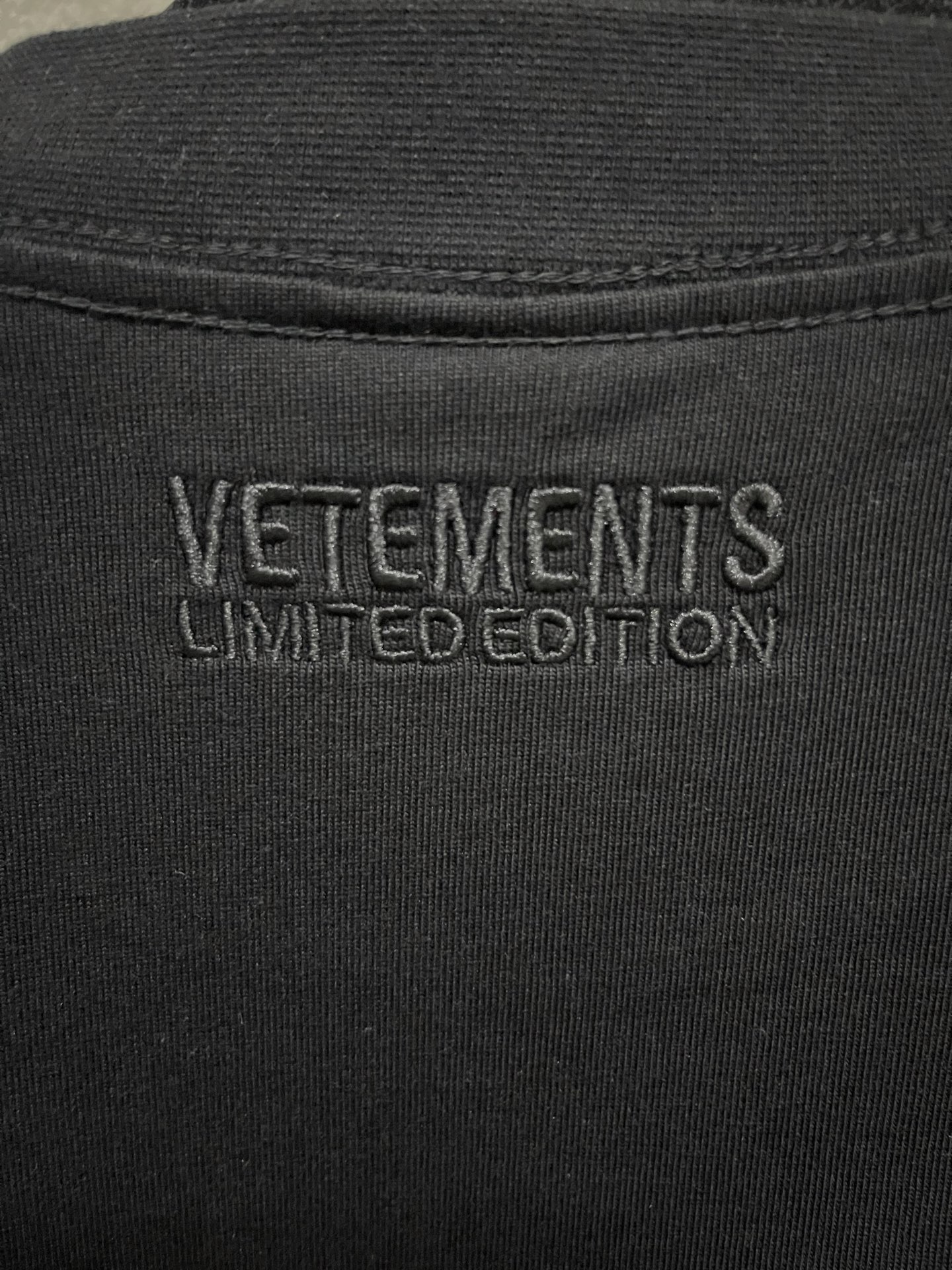 Vetements Pyramid Logo T-Shirt （UE64TR140B）